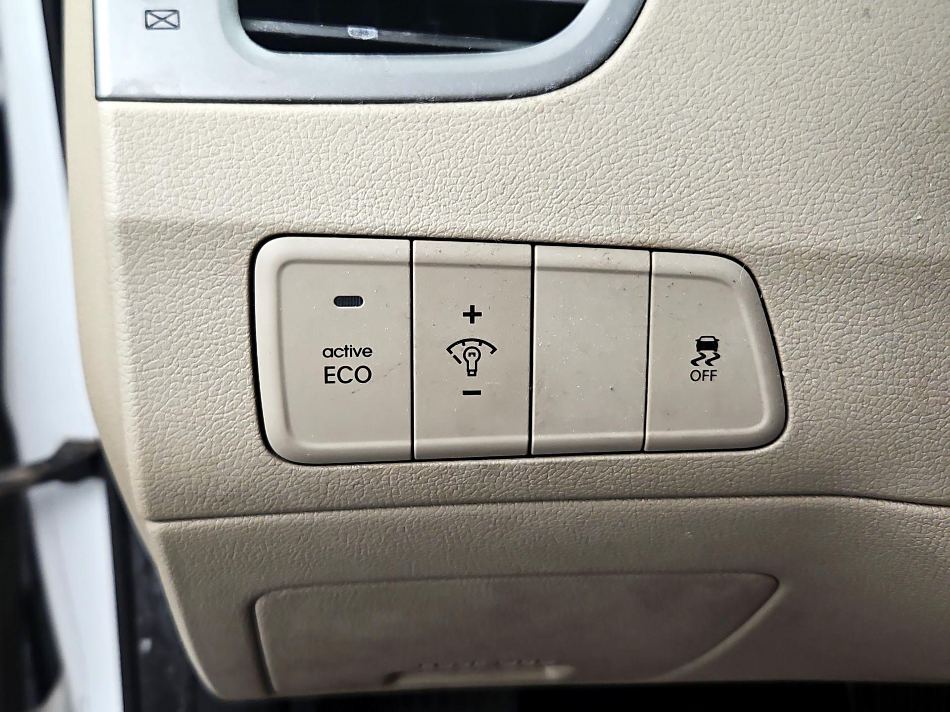Thumbnail: 2015 Hyundai Elantra - 13
