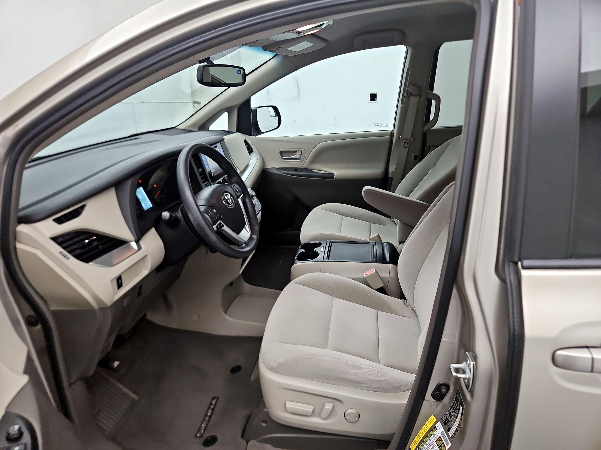 Thumbnail: 2015 Toyota Sienna - 11