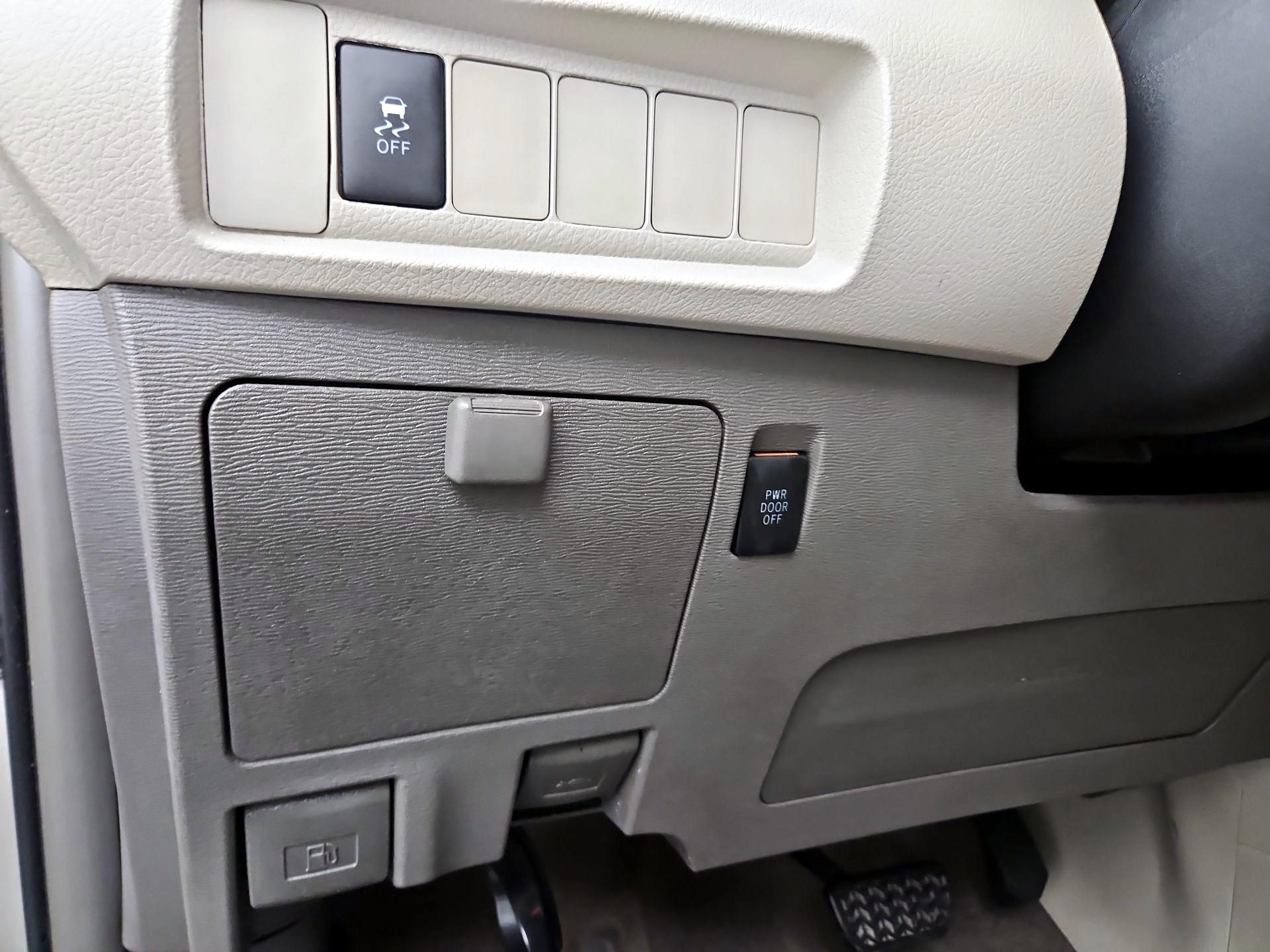 Thumbnail: 2015 Toyota Sienna - 13
