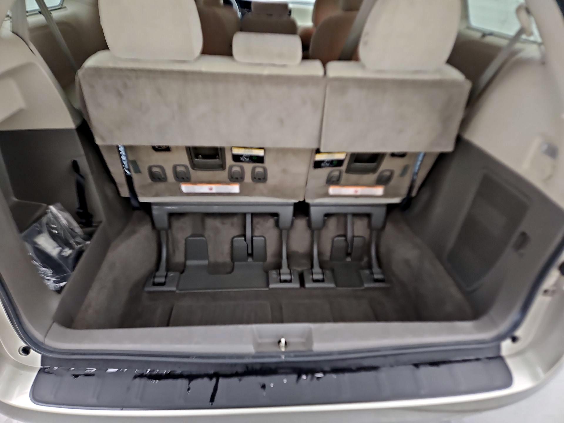 Thumbnail: 2015 Toyota Sienna - 20