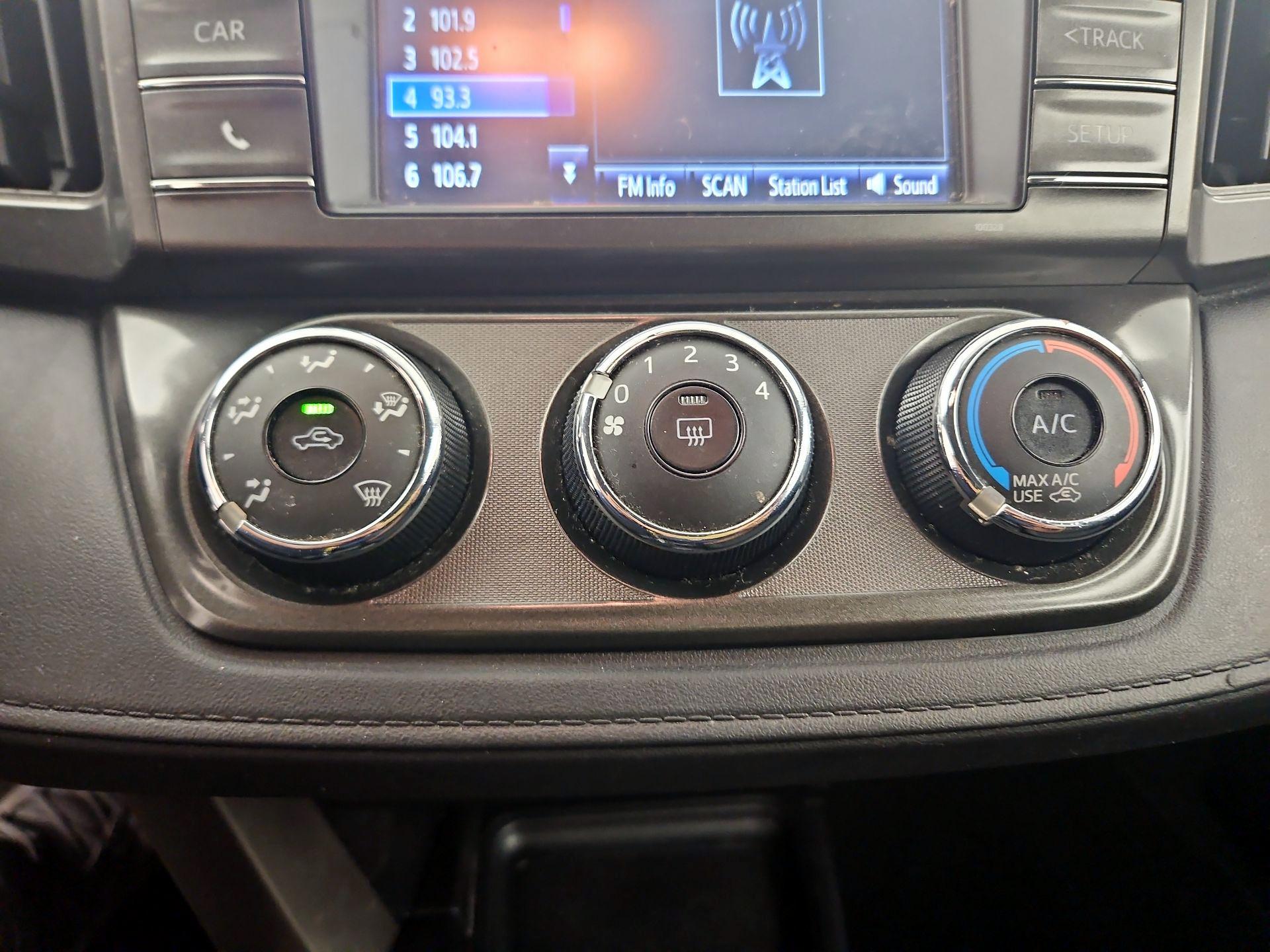 Thumbnail: 2015 Toyota RAV4 - 16