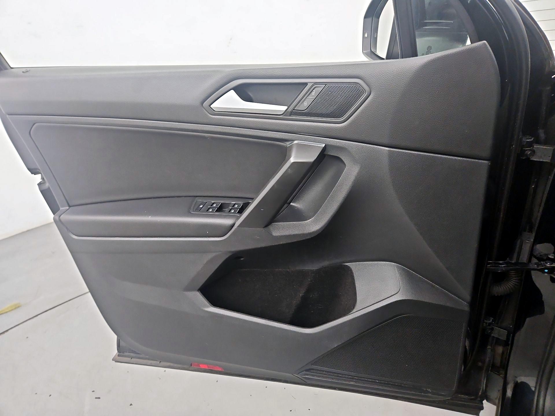 Thumbnail: 2021 Volkswagen Tiguan - 12