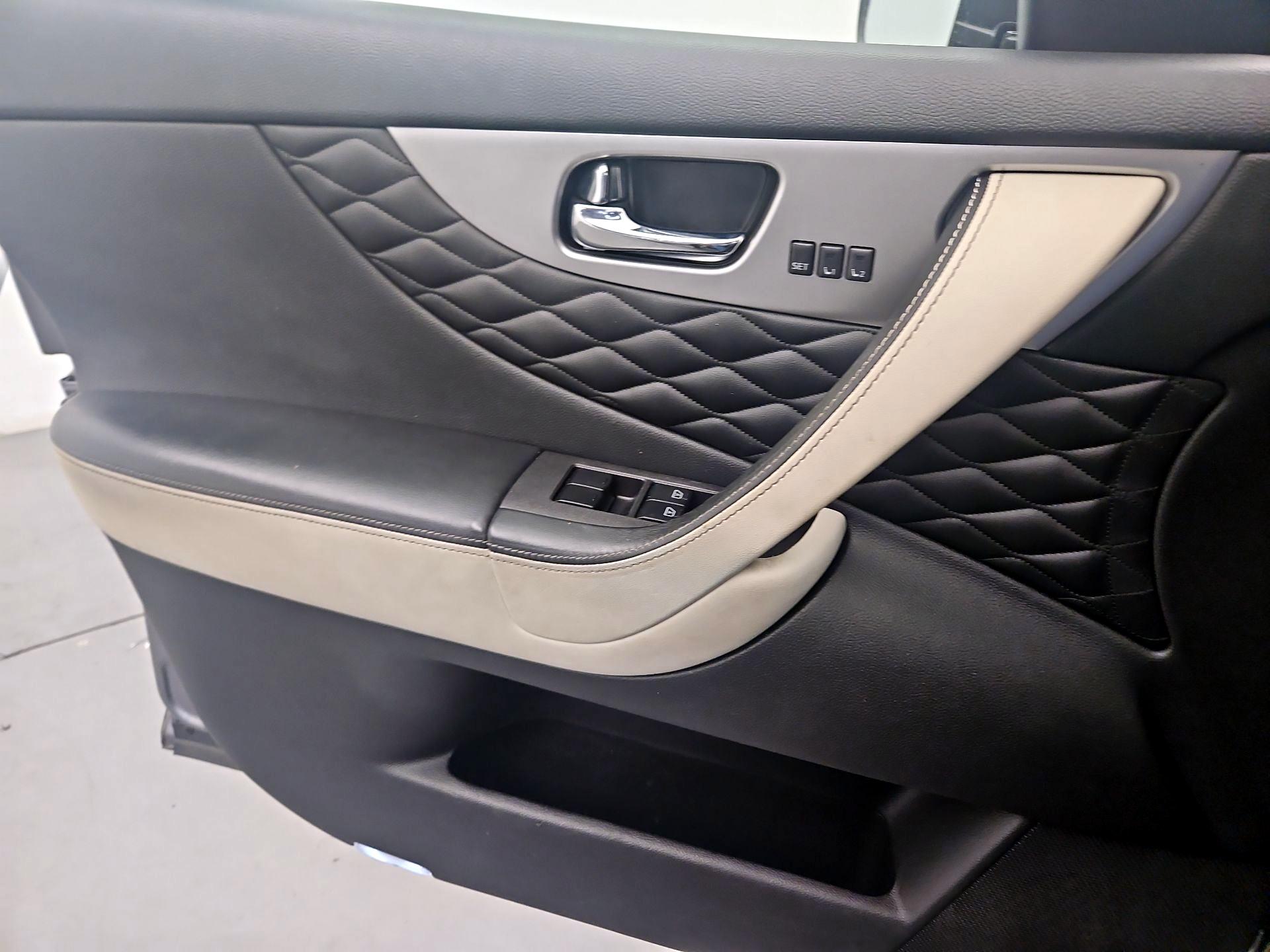 Thumbnail: 2017 INFINITI QX70 - 12