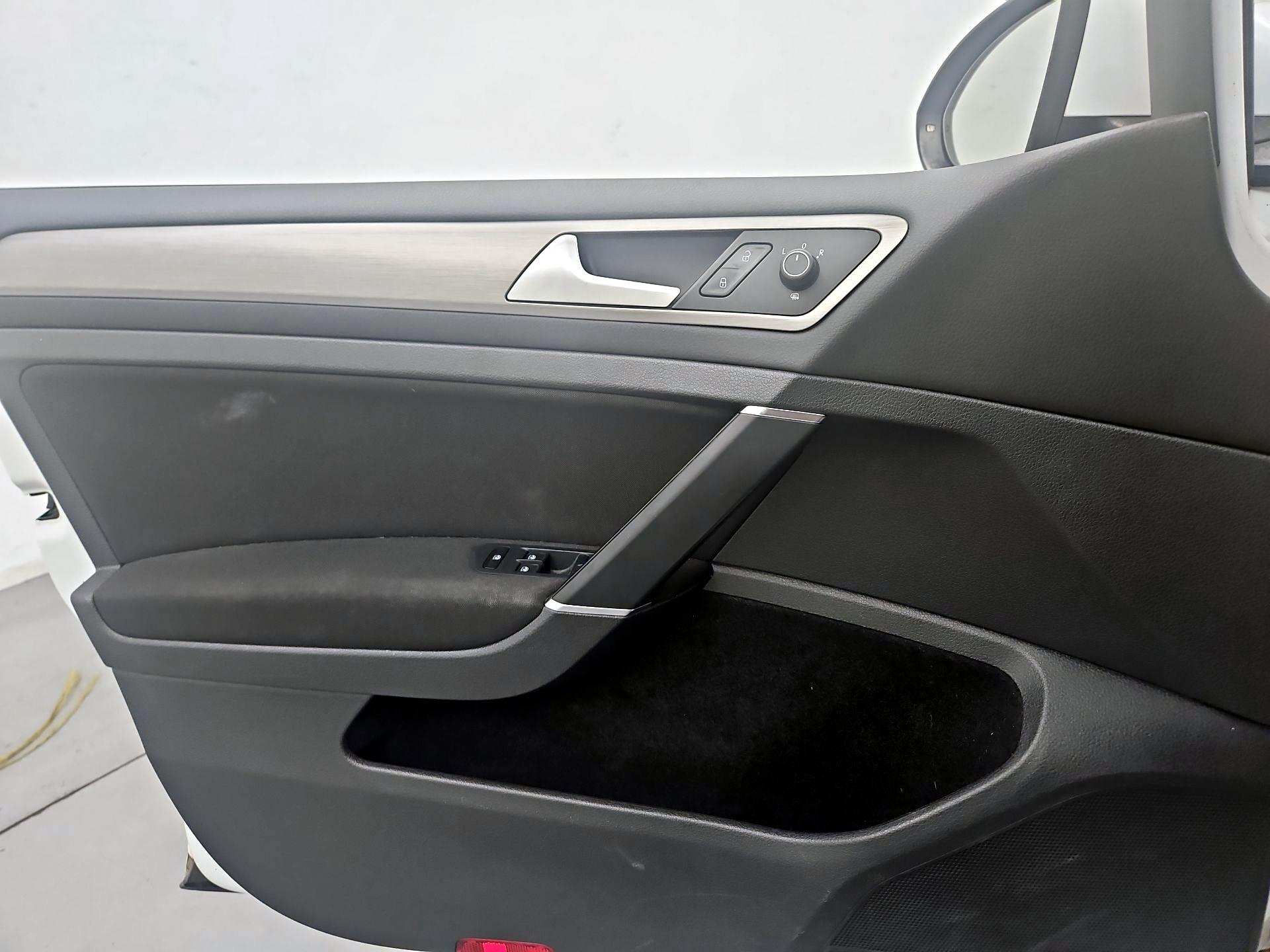 Thumbnail: 2016 Volkswagen Golf - 12