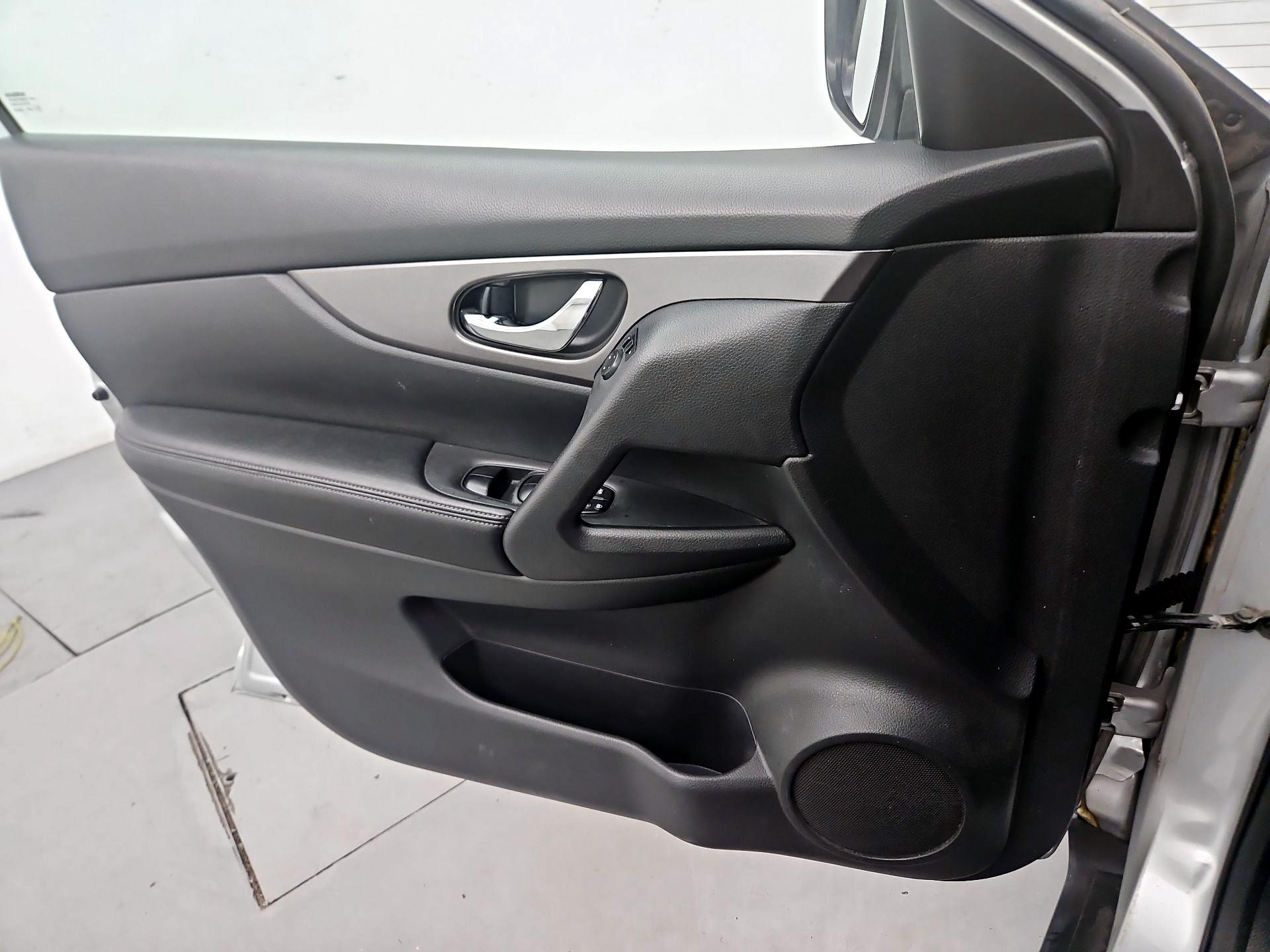 Thumbnail: 2016 Nissan Rogue - 12