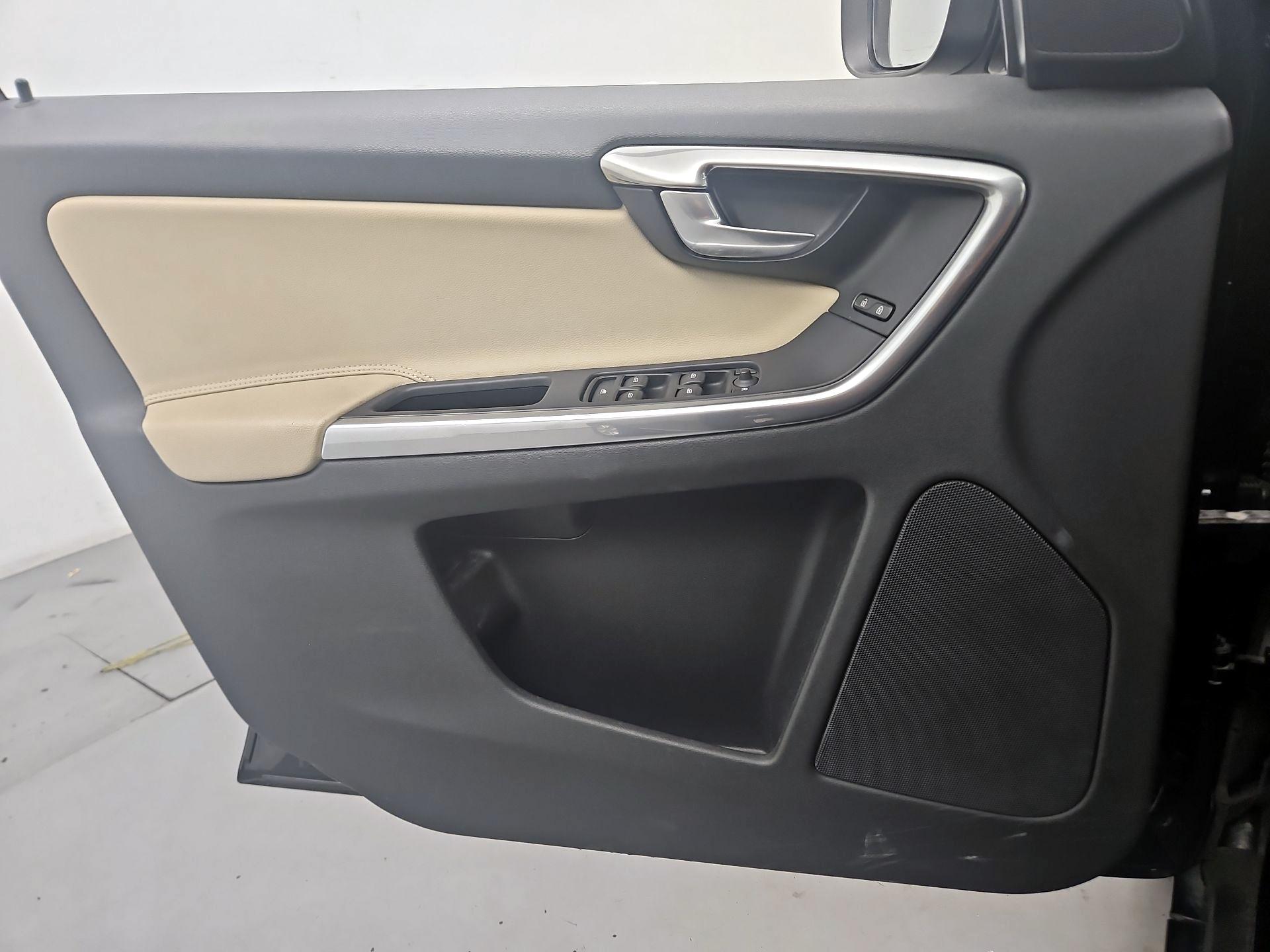 Thumbnail: 2016 Volvo XC60 - 12