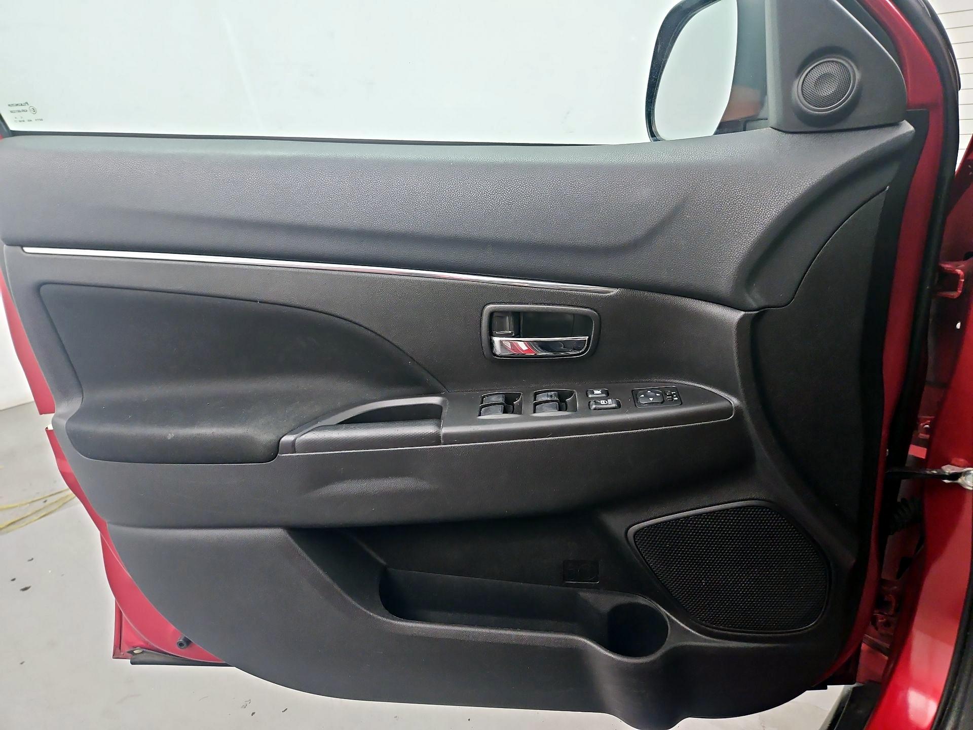 Thumbnail: 2015 Mitsubishi Outlander Sport - 12