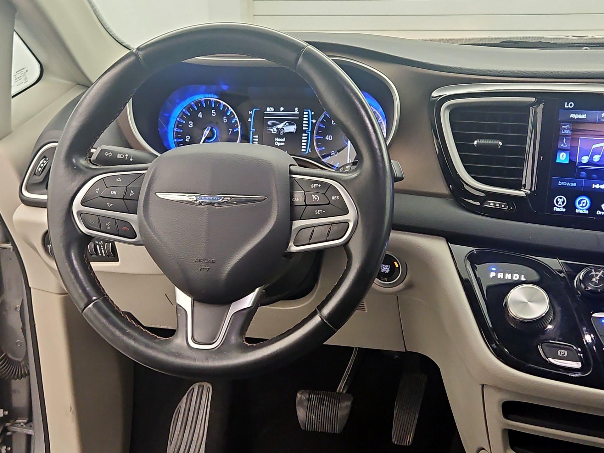 Thumbnail: 2017 Chrysler Pacifica - 10