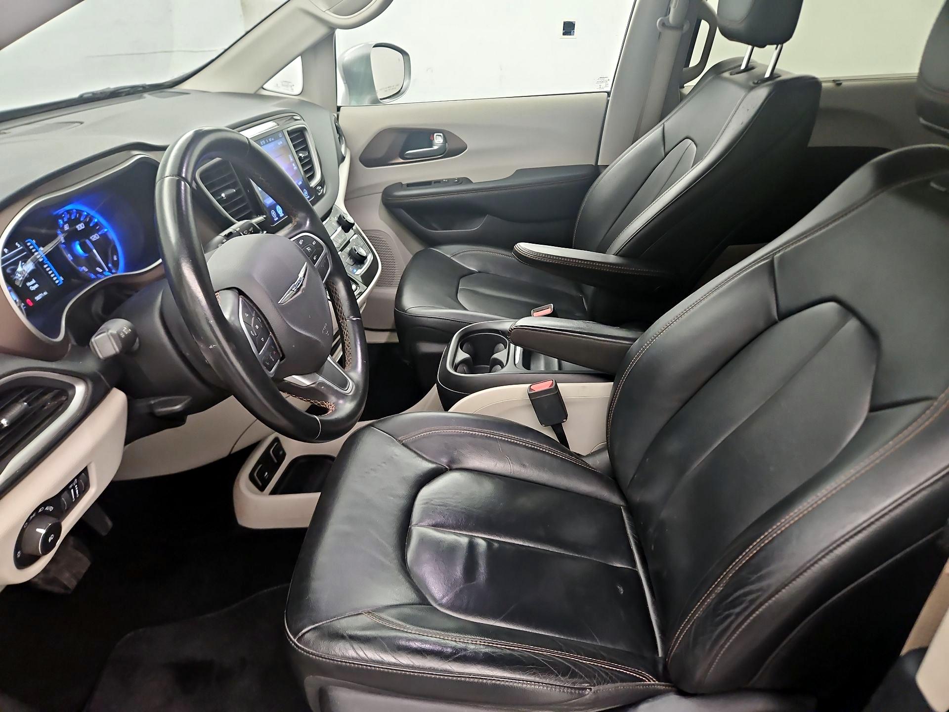 Thumbnail: 2017 Chrysler Pacifica - 11