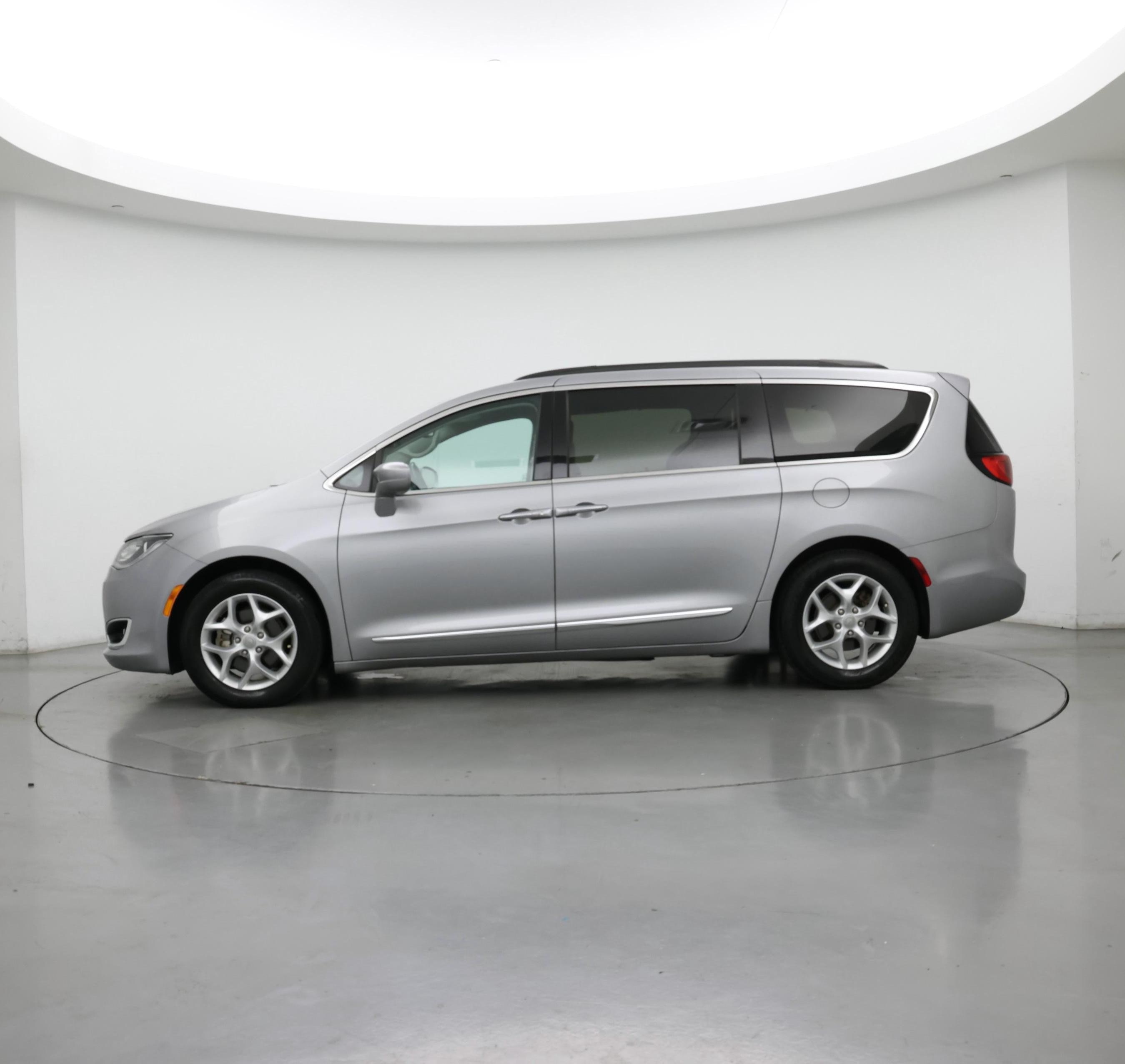 Thumbnail: 2017 Chrysler Pacifica - 3