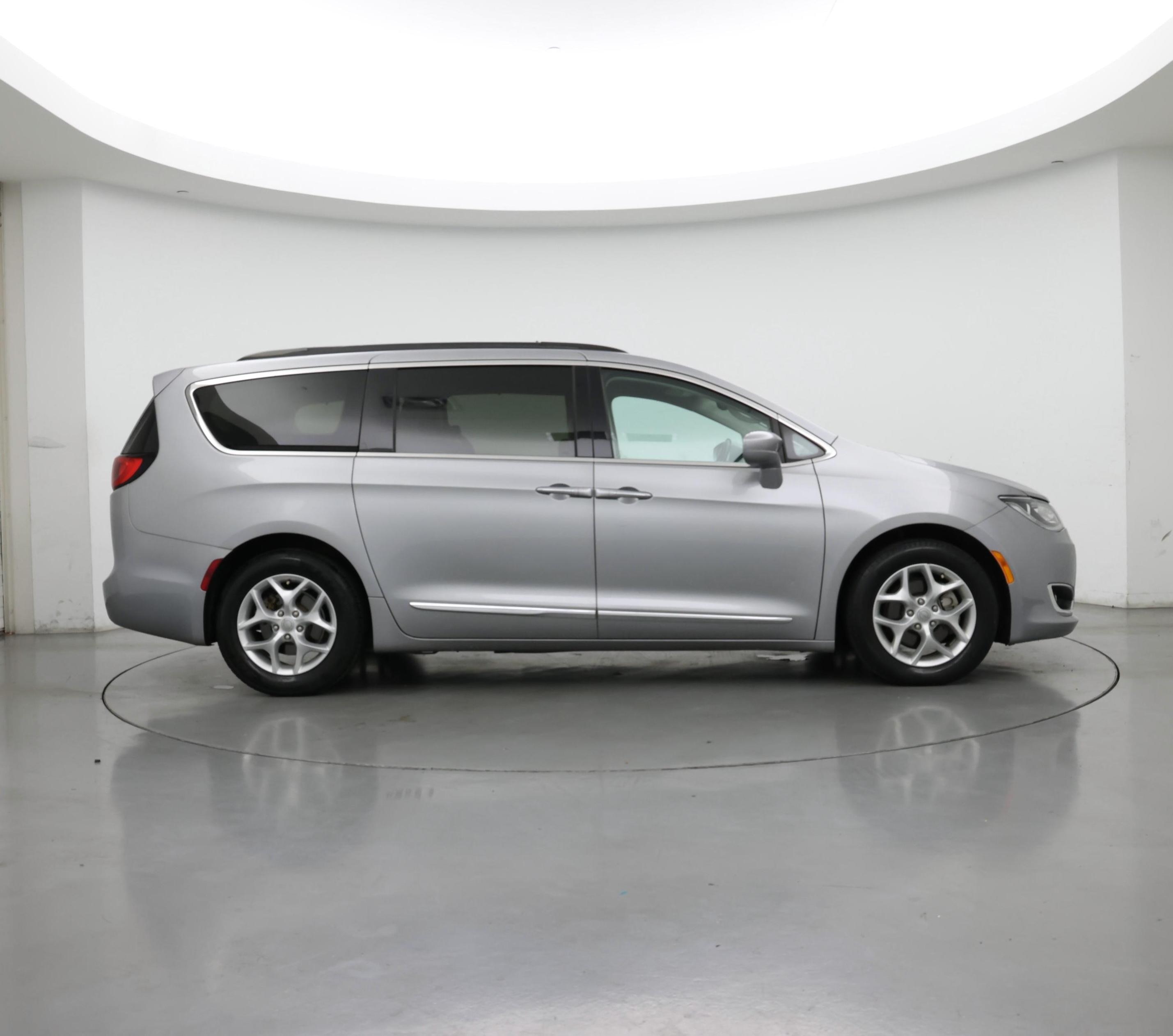 Thumbnail: 2017 Chrysler Pacifica - 7