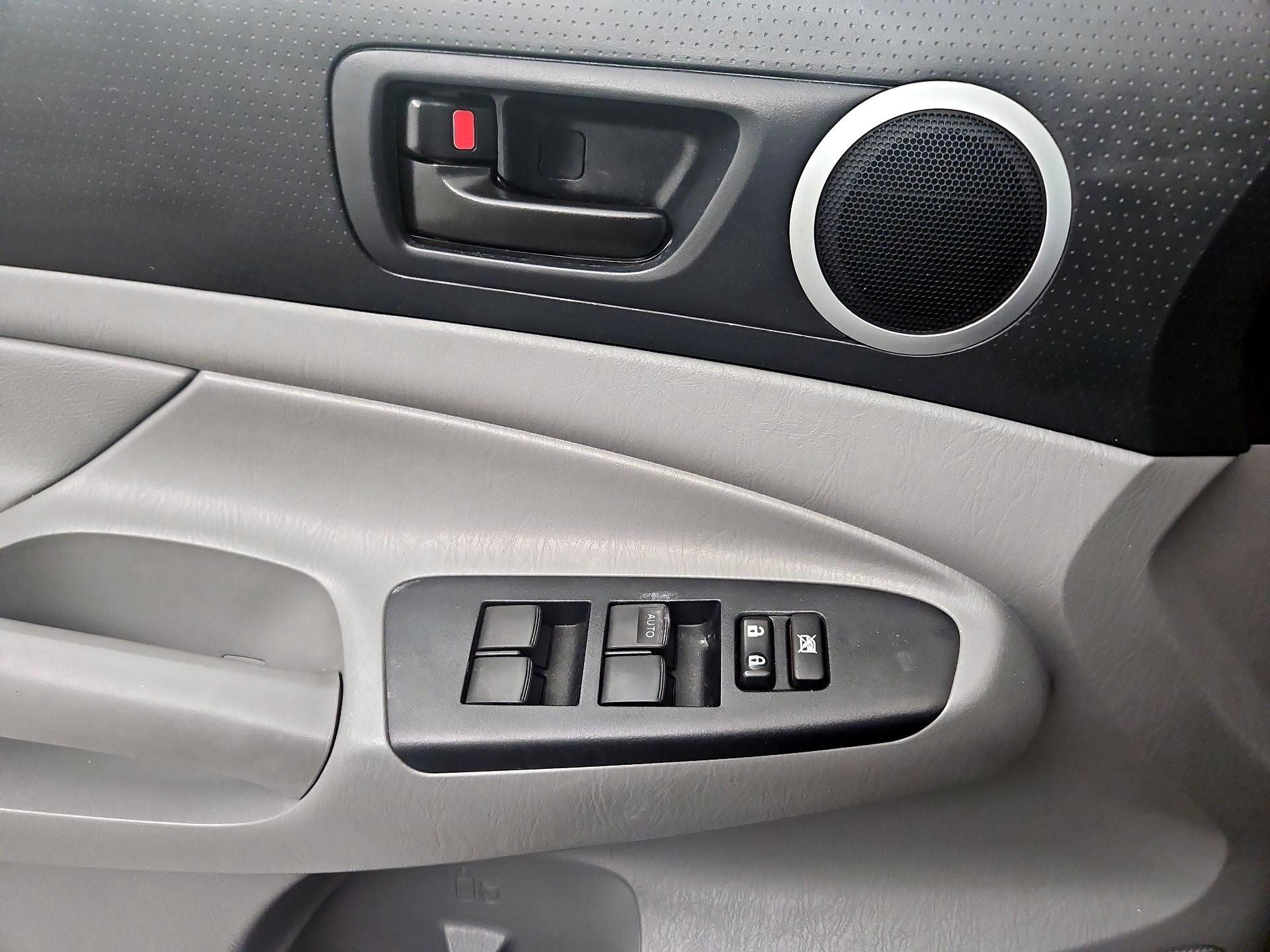 Thumbnail: 2015 Toyota Tacoma - 12