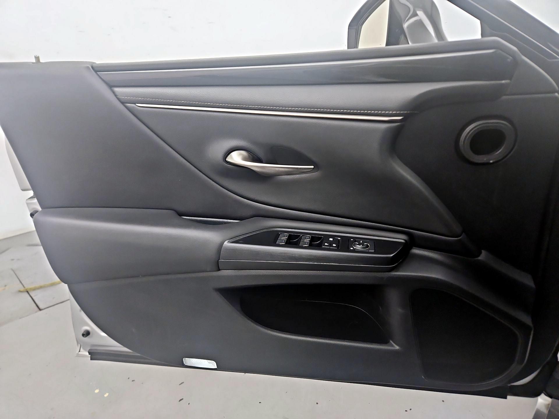 Thumbnail: 2021 Lexus ES - 12