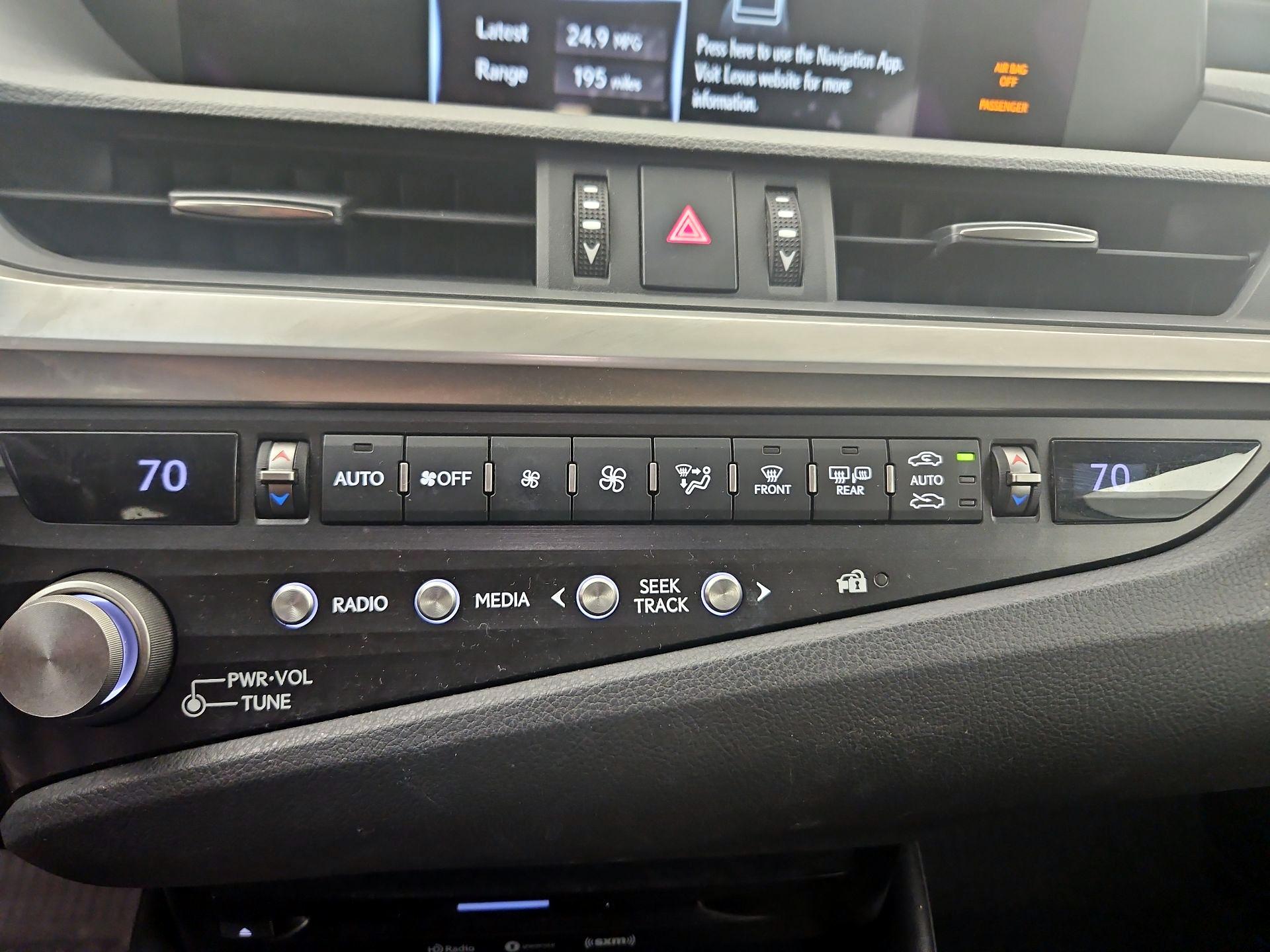 Thumbnail: 2021 Lexus ES - 16