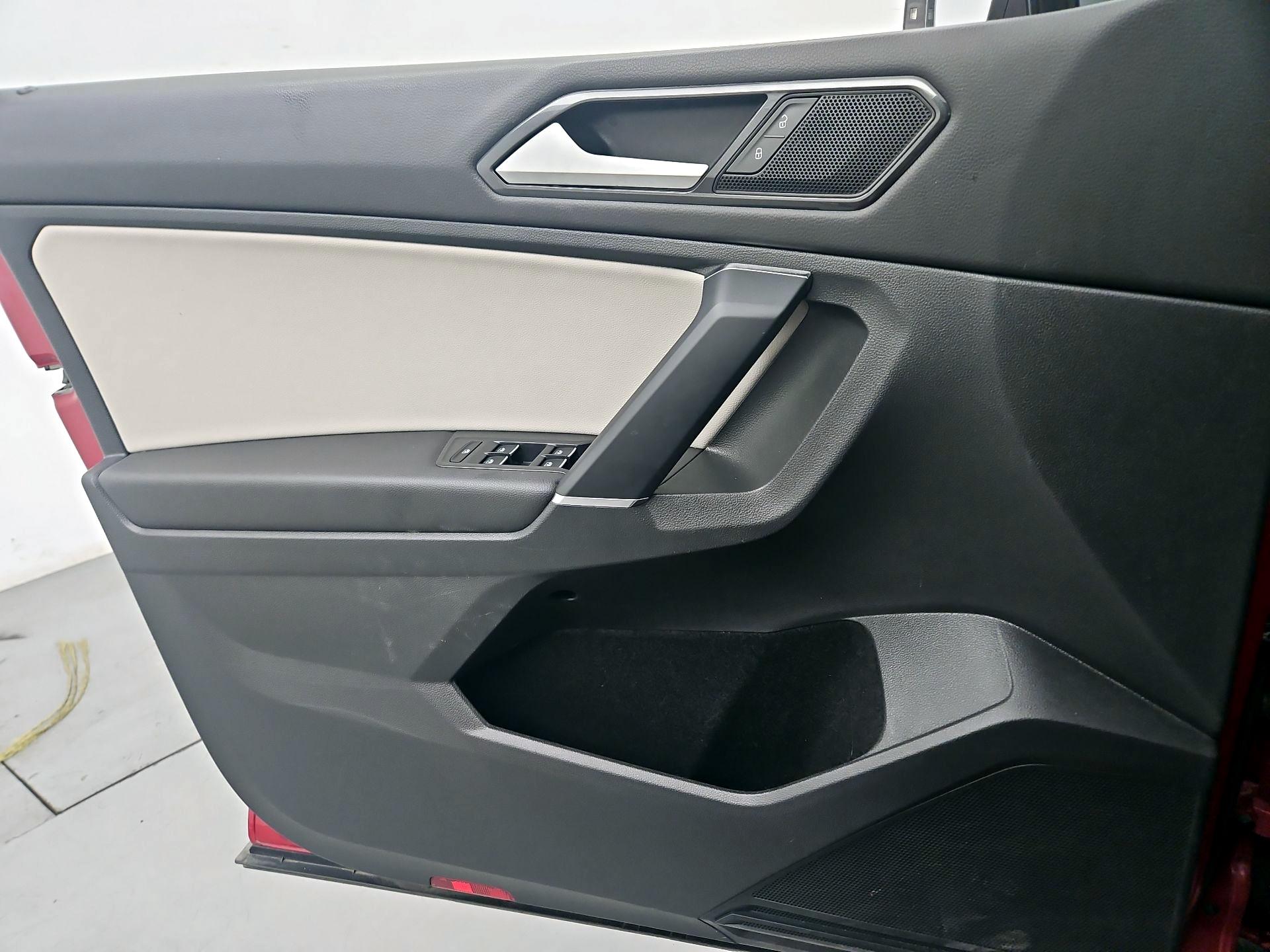 Thumbnail: 2018 Volkswagen Tiguan - 12