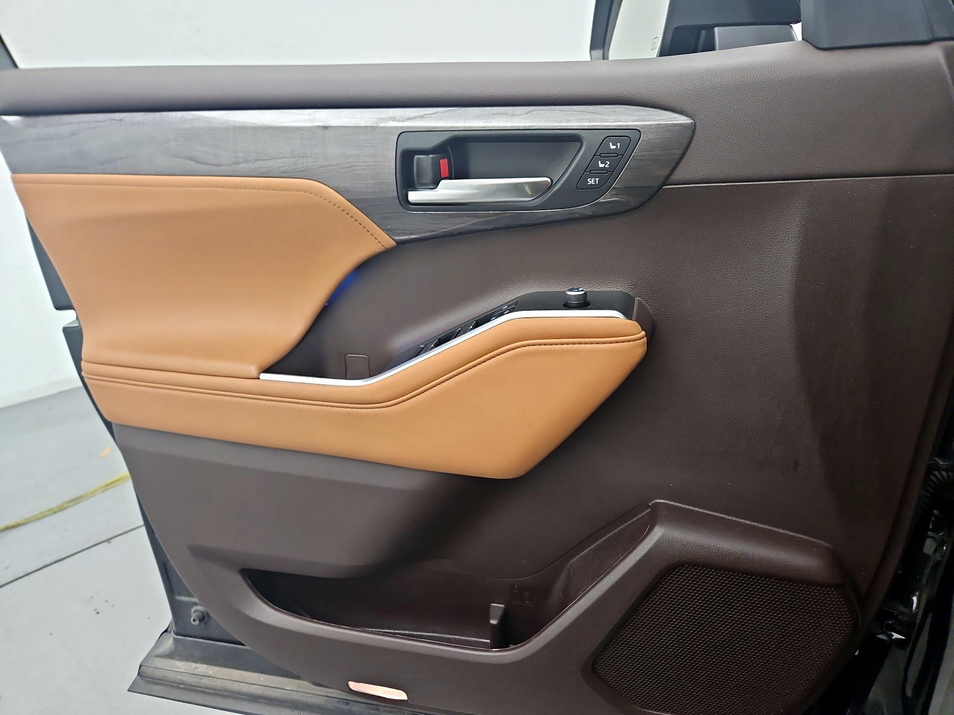 Thumbnail: 2022 Toyota Highlander - 12