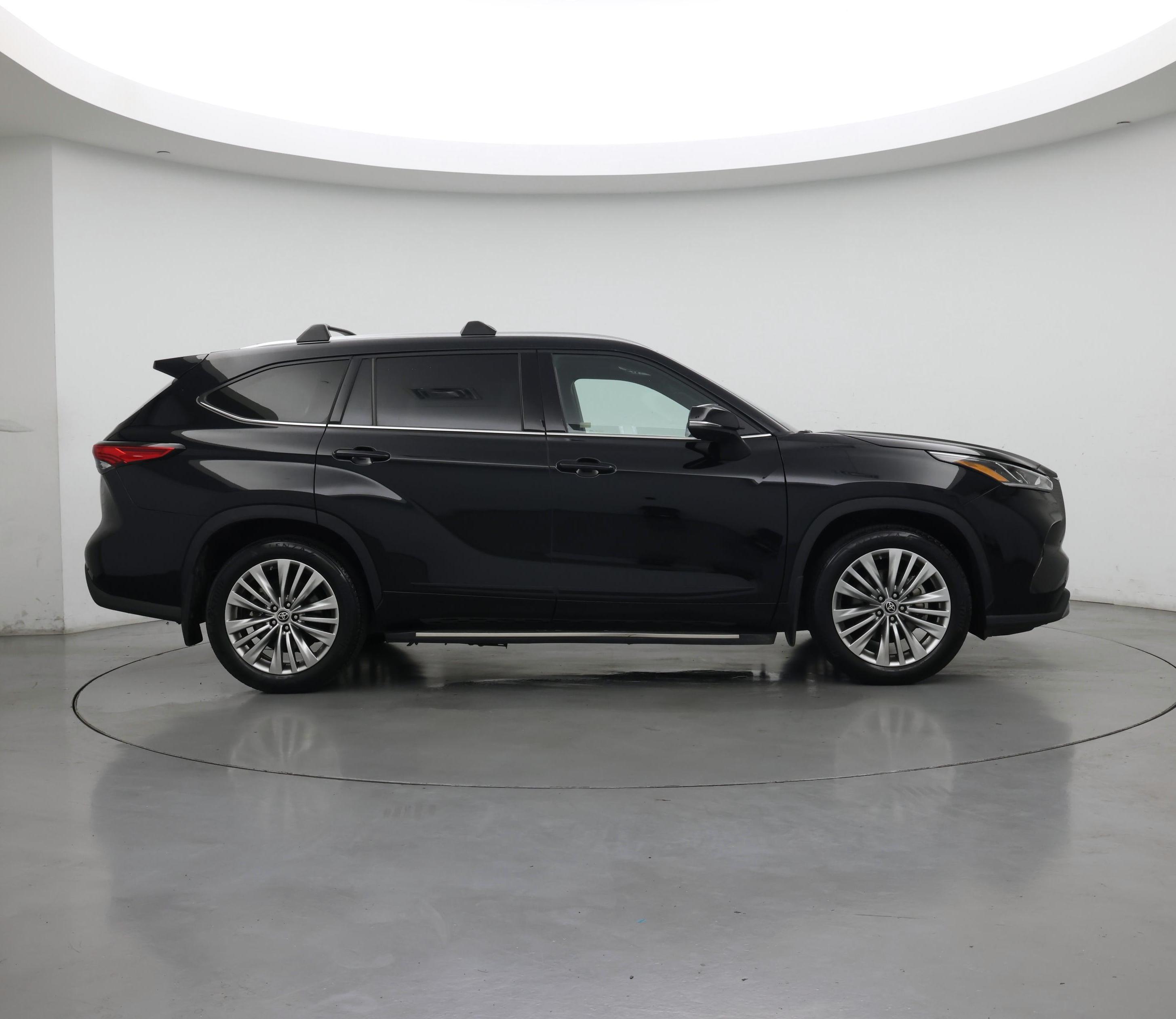 Thumbnail: 2022 Toyota Highlander - 7