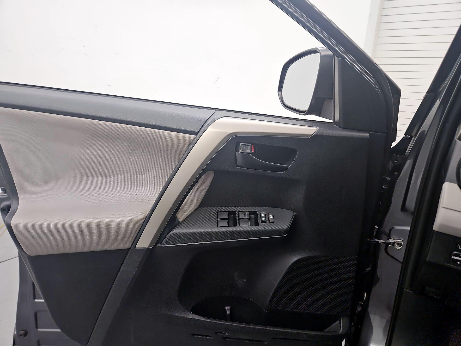 Thumbnail: 2015 Toyota RAV4 - 12