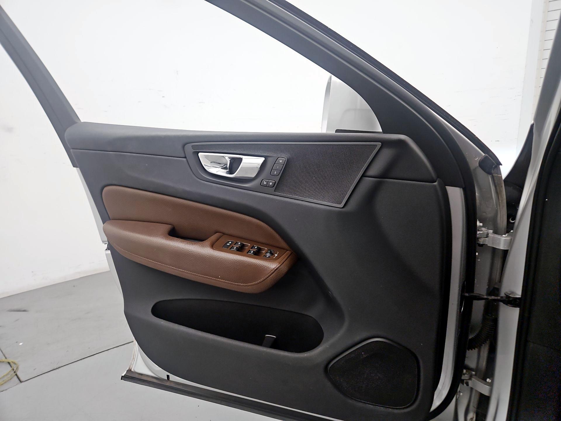 Thumbnail: 2019 Volvo XC60 - 12