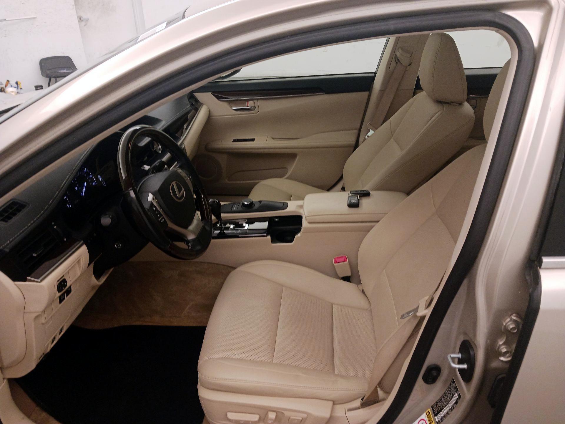 Thumbnail: 2015 Lexus ES - 11
