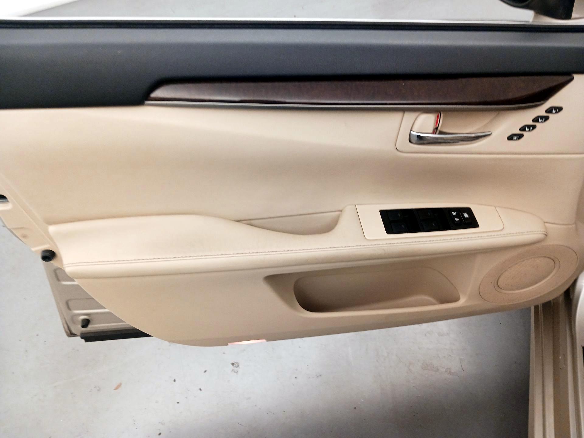 Thumbnail: 2015 Lexus ES - 12