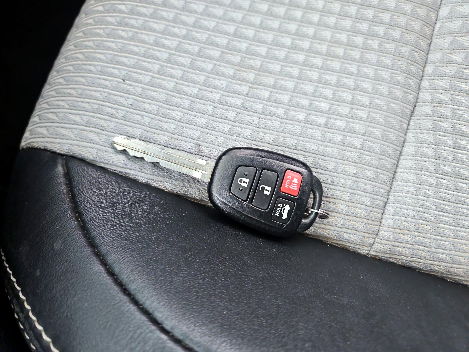 Thumbnail: 2014 Toyota Camry - 20