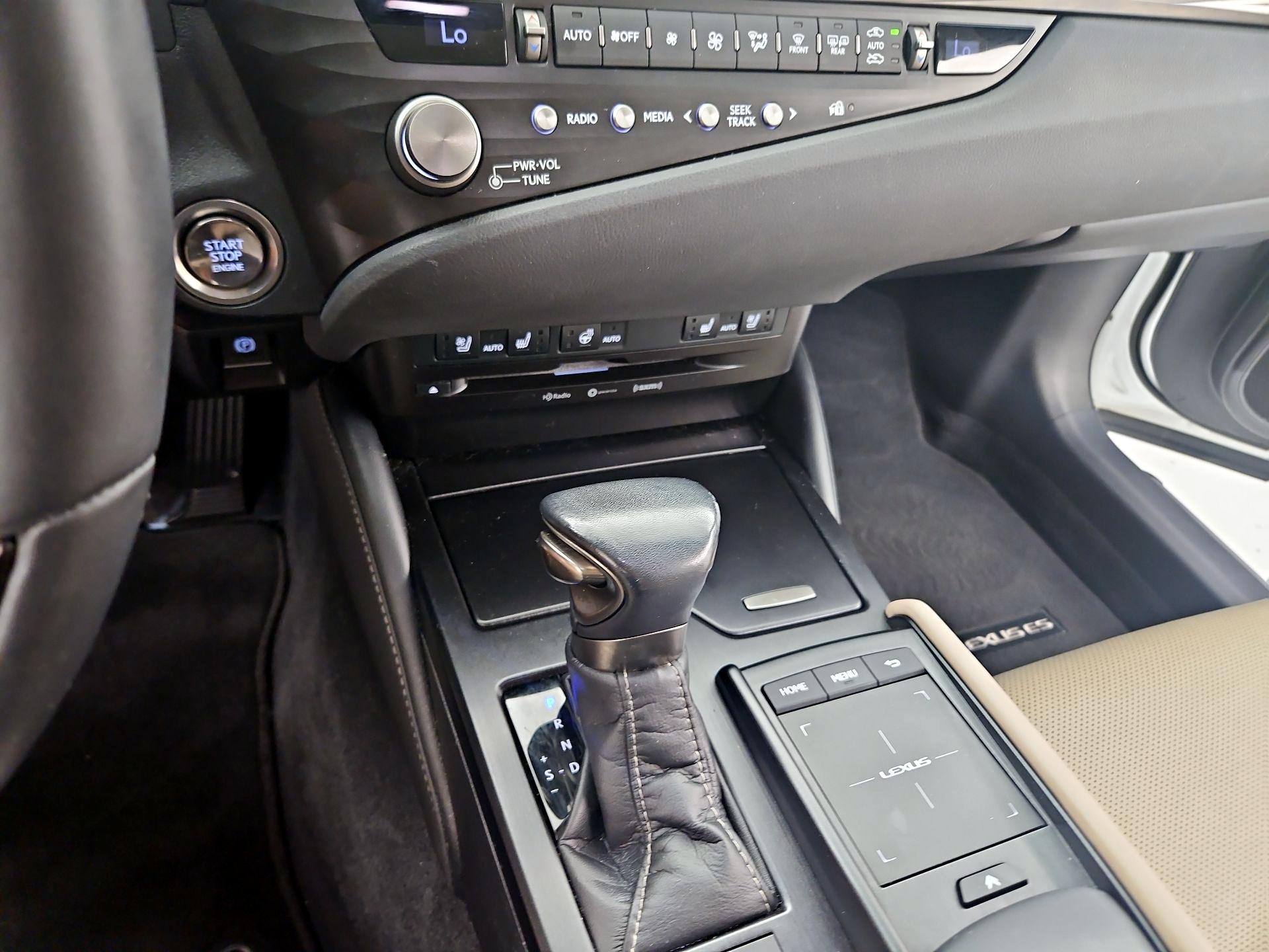Thumbnail: 2021 Lexus ES - 17