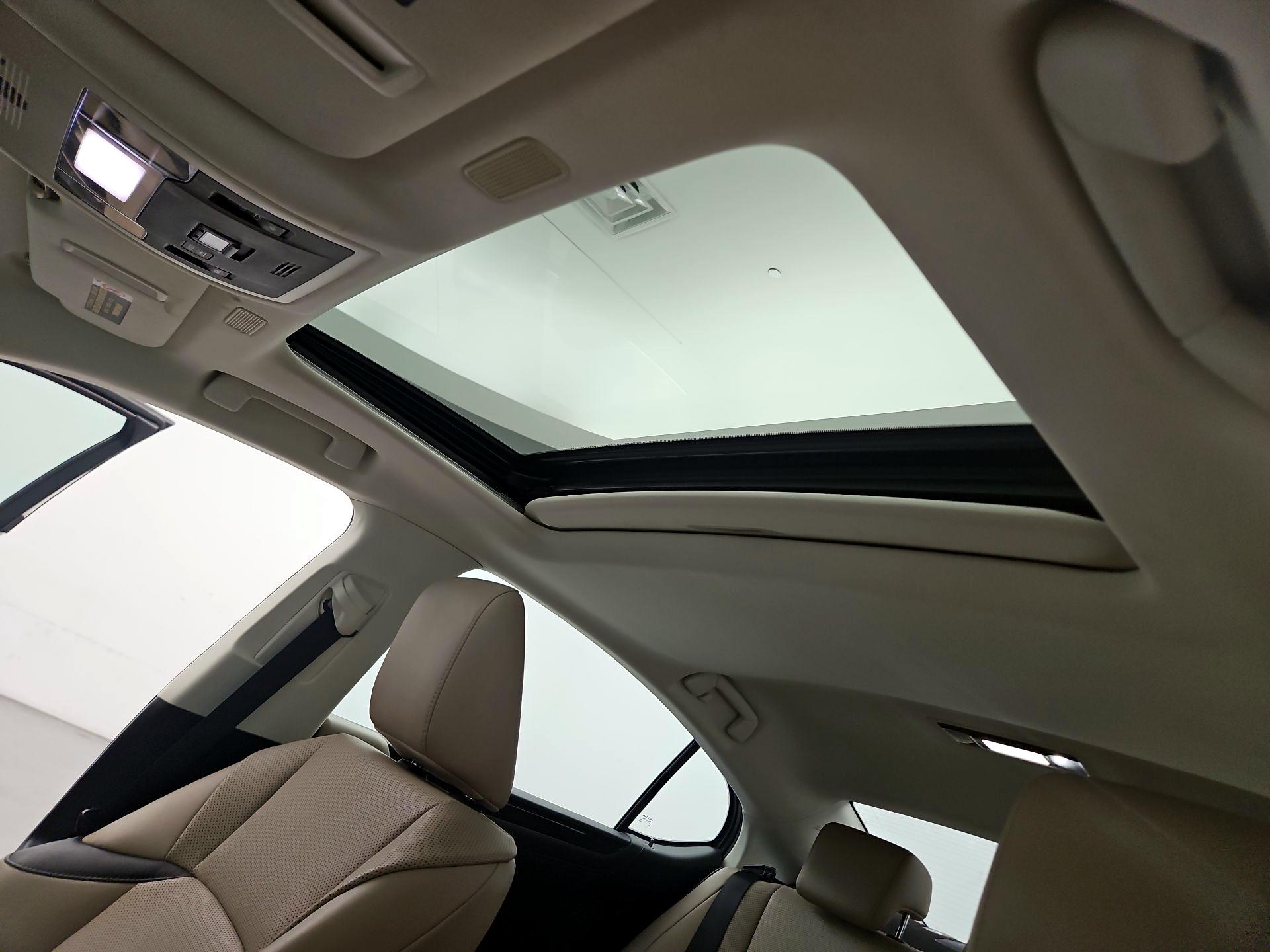 Thumbnail: 2021 Lexus ES - 19
