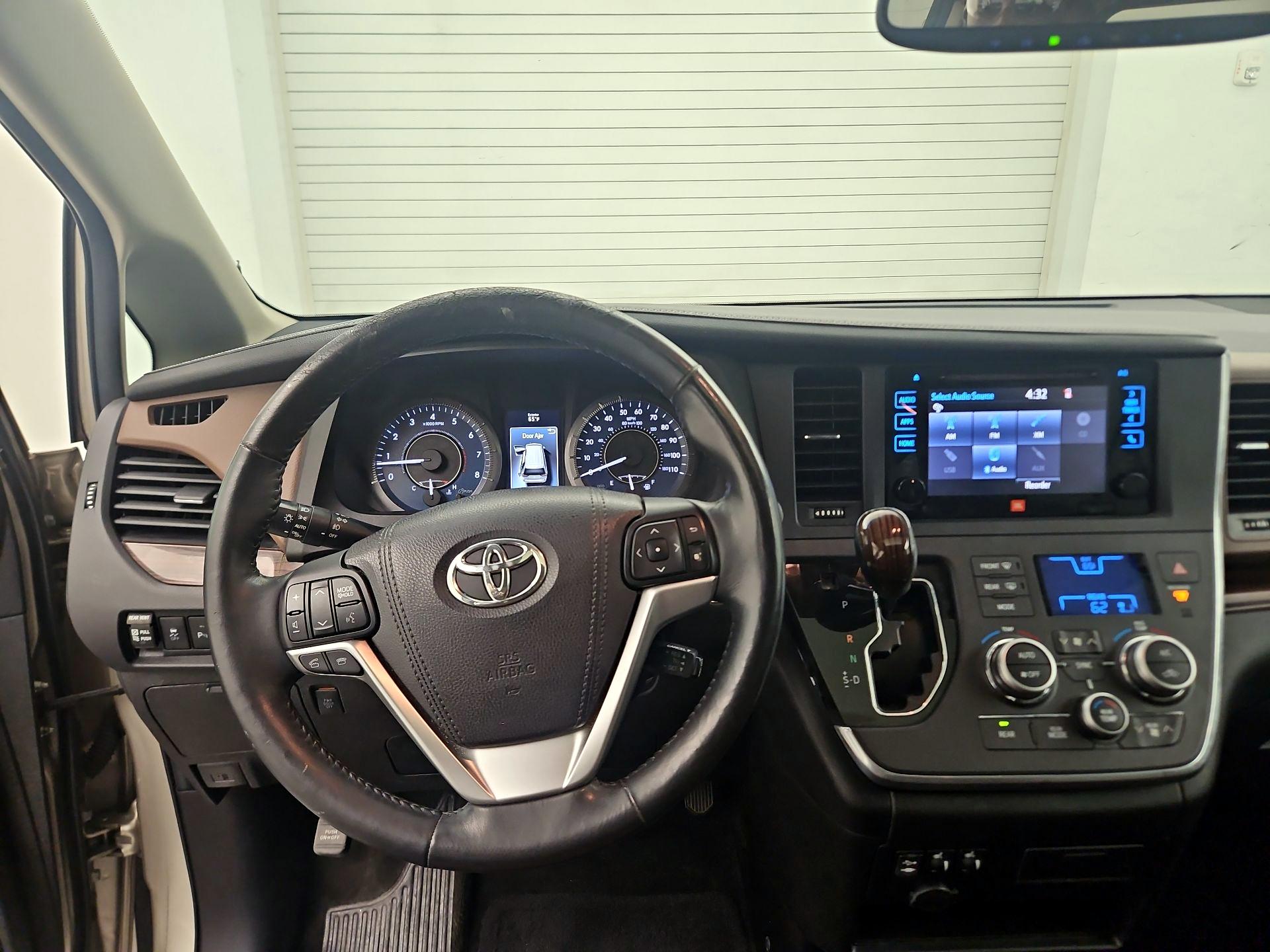 Thumbnail: 2015 Toyota Sienna - 9