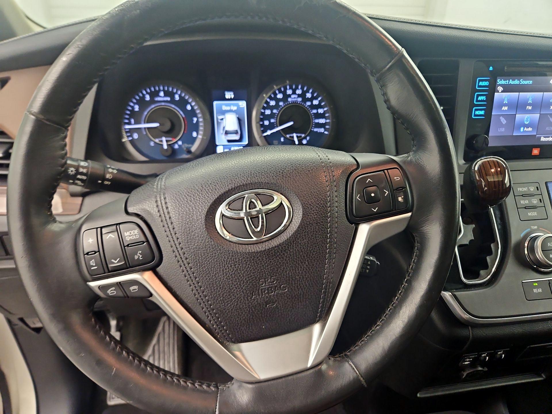 Thumbnail: 2015 Toyota Sienna - 10