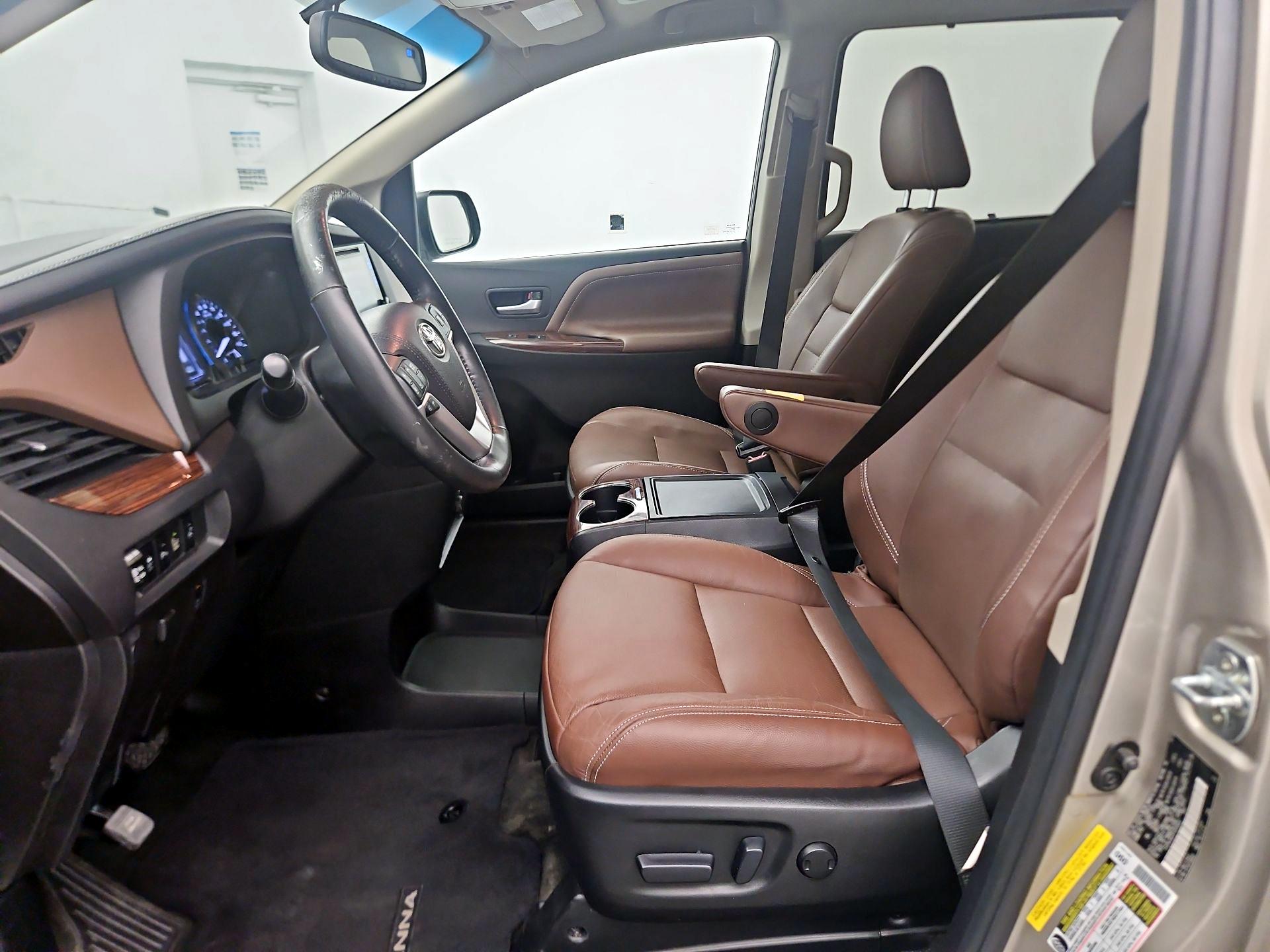 Thumbnail: 2015 Toyota Sienna - 11