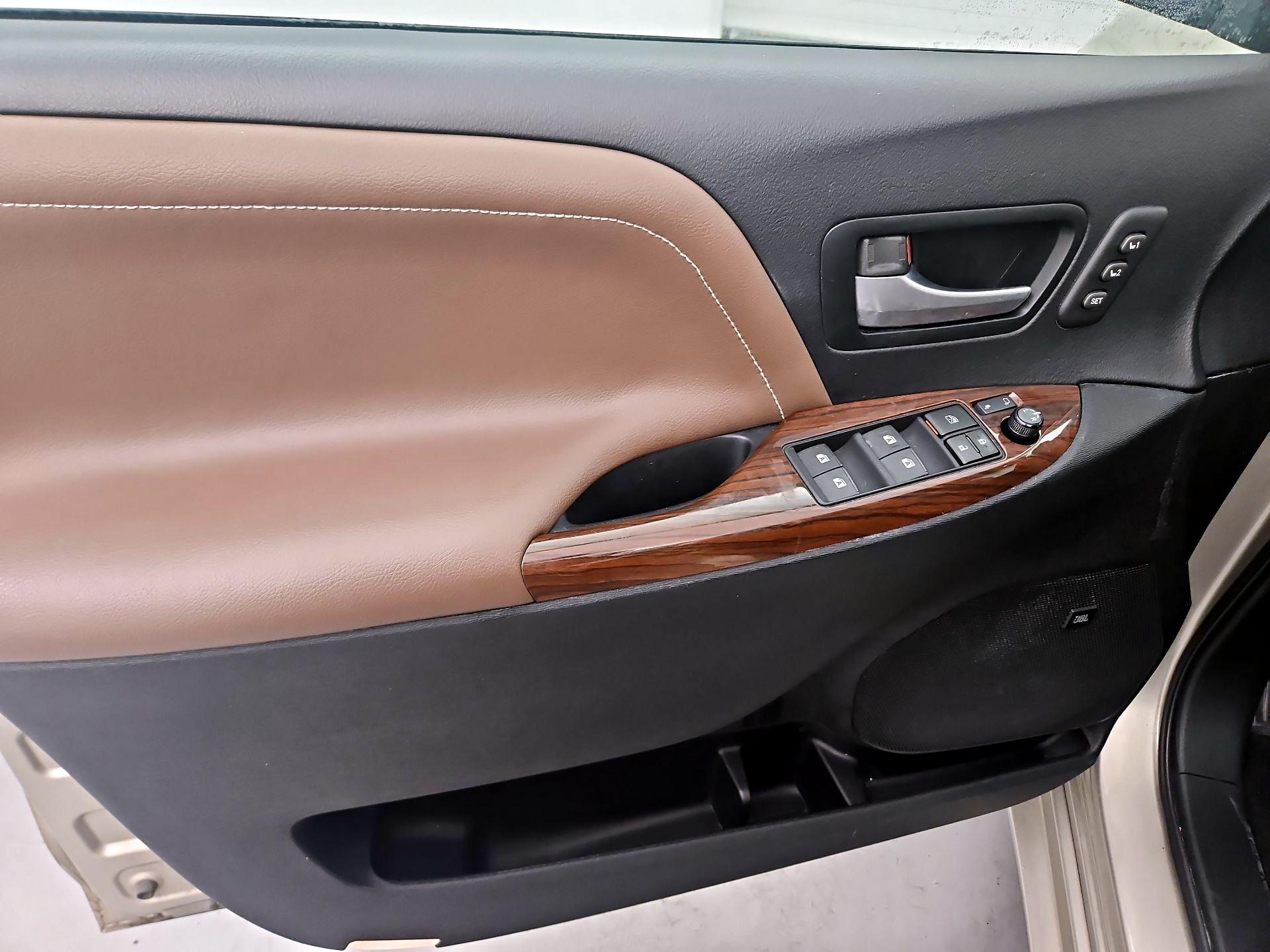 Thumbnail: 2015 Toyota Sienna - 12