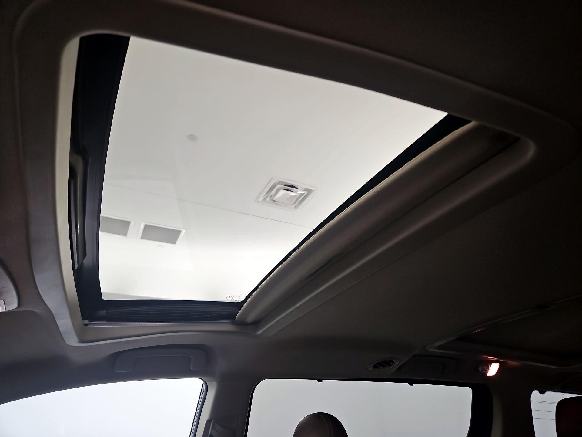 Thumbnail: 2015 Toyota Sienna - 16