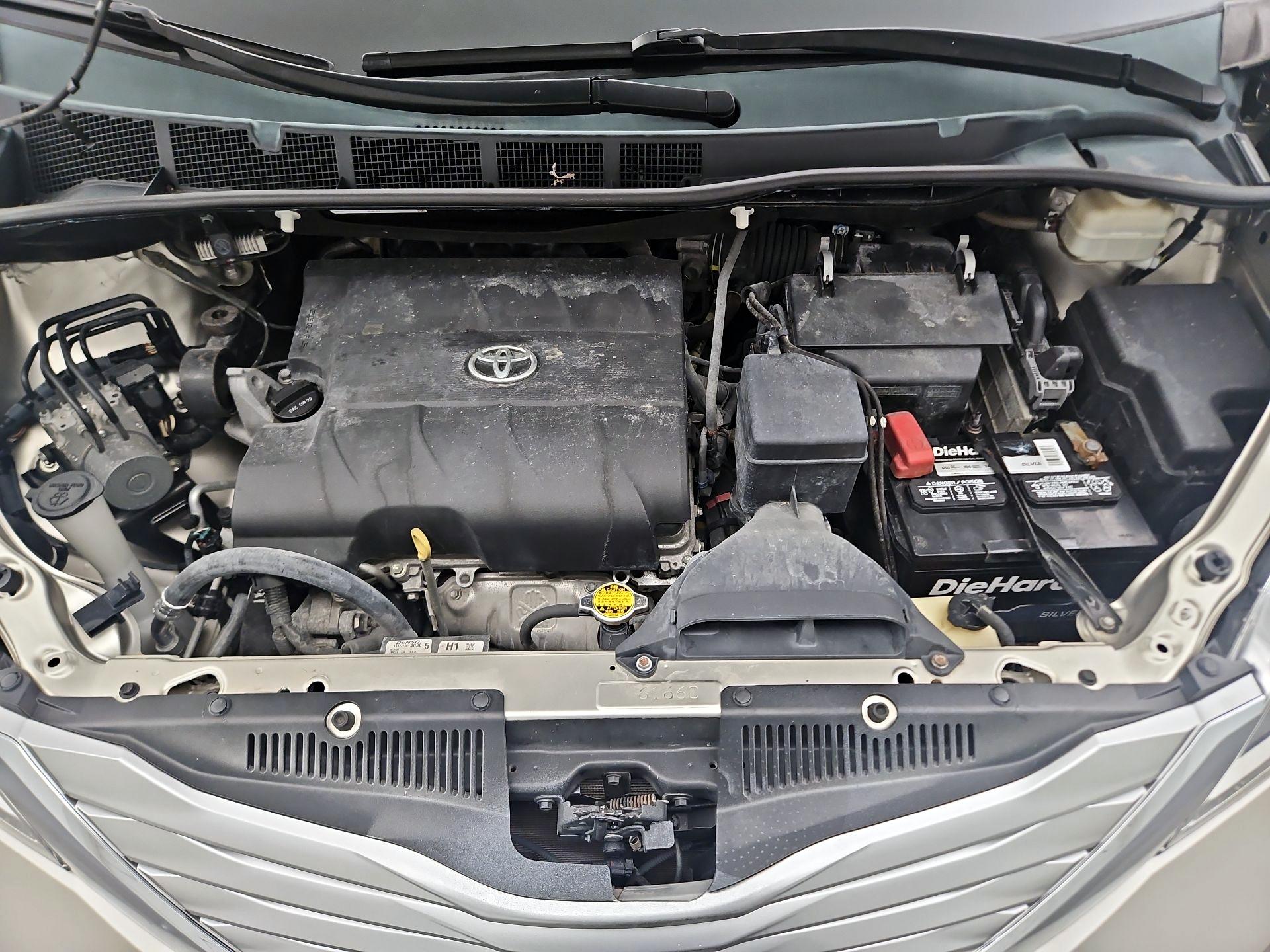 Thumbnail: 2015 Toyota Sienna - 18