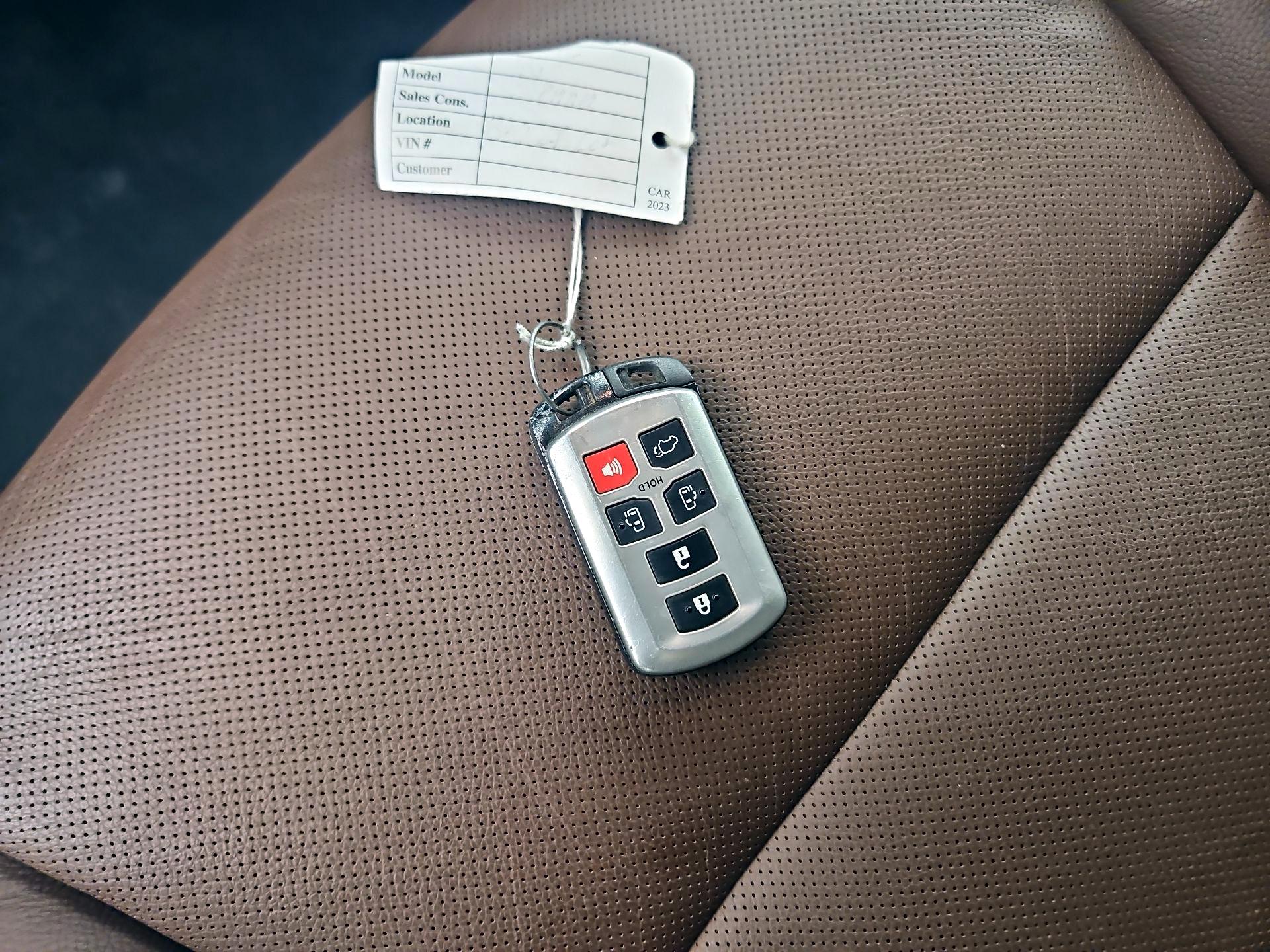 Thumbnail: 2015 Toyota Sienna - 19