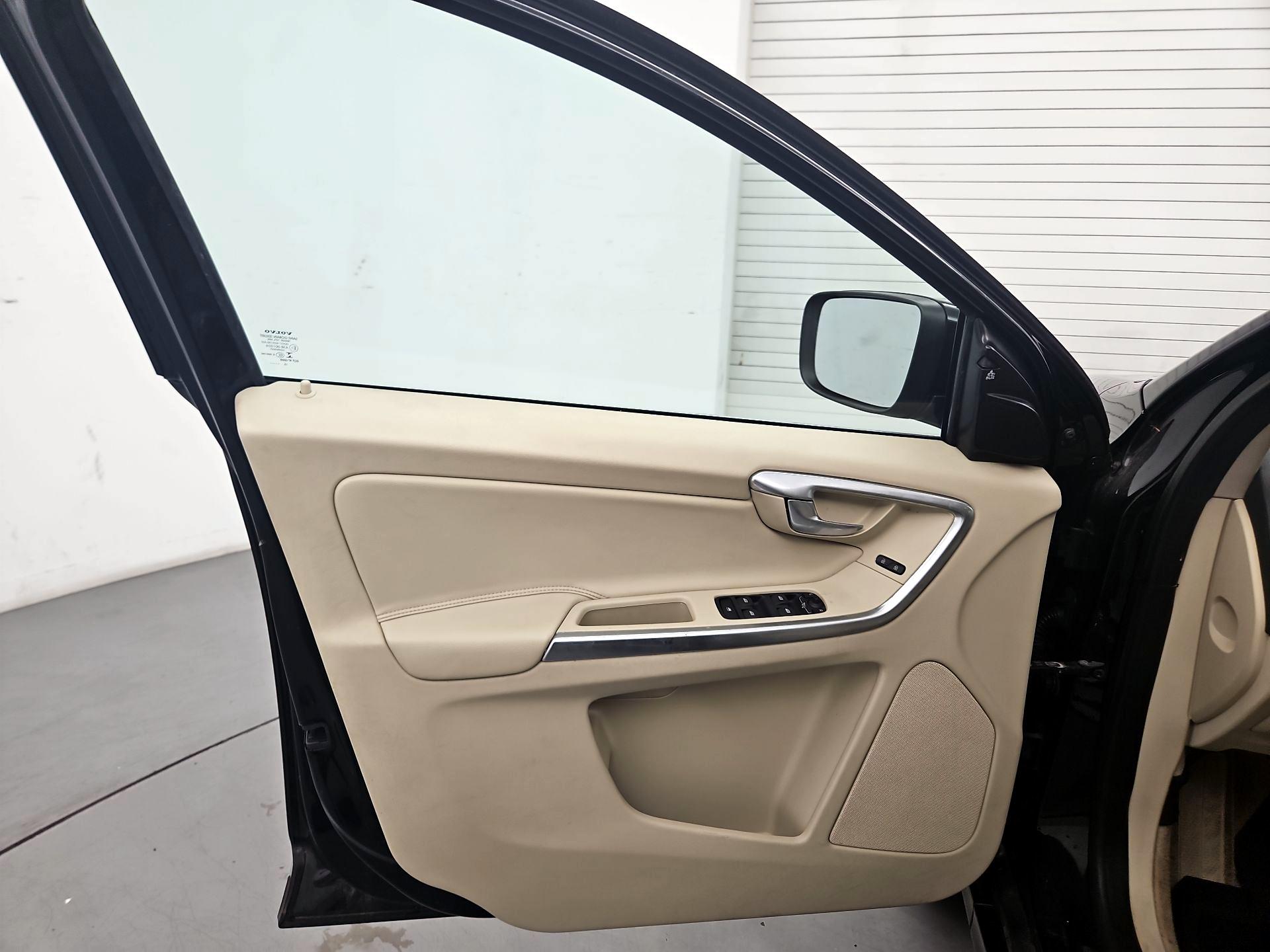 Thumbnail: 2016 Volvo XC60 - 12