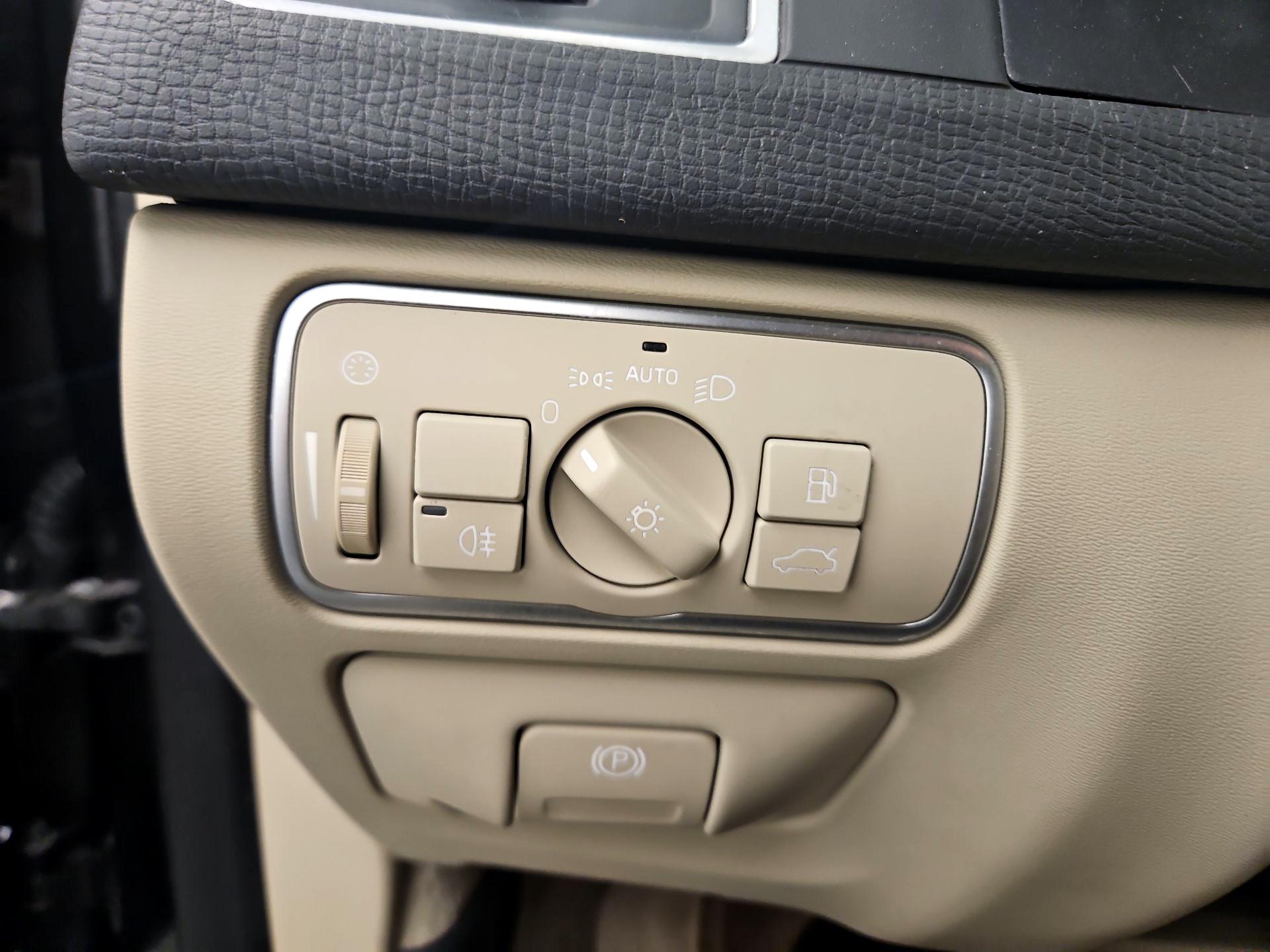 Thumbnail: 2016 Volvo XC60 - 13