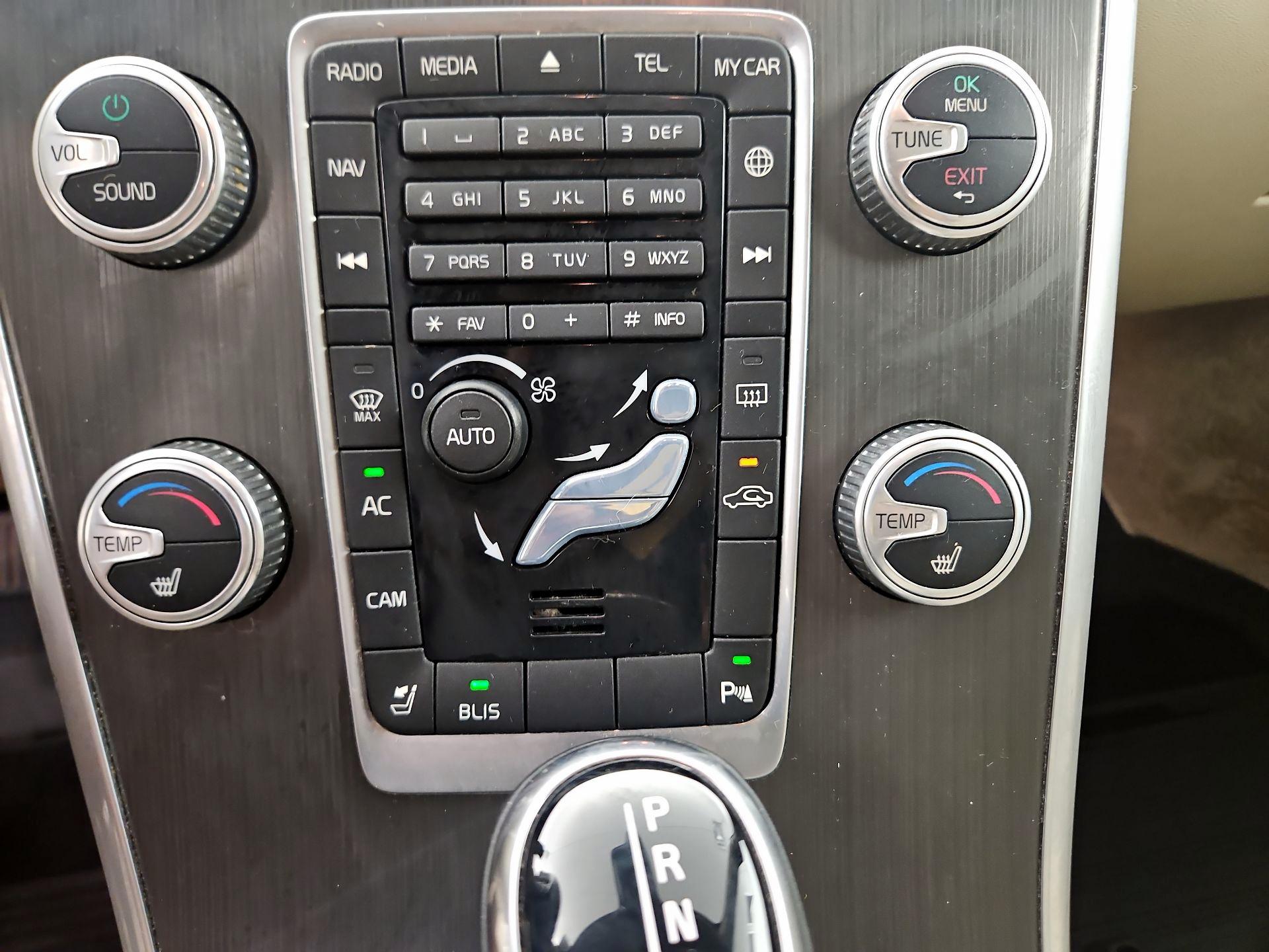 Thumbnail: 2016 Volvo XC60 - 16