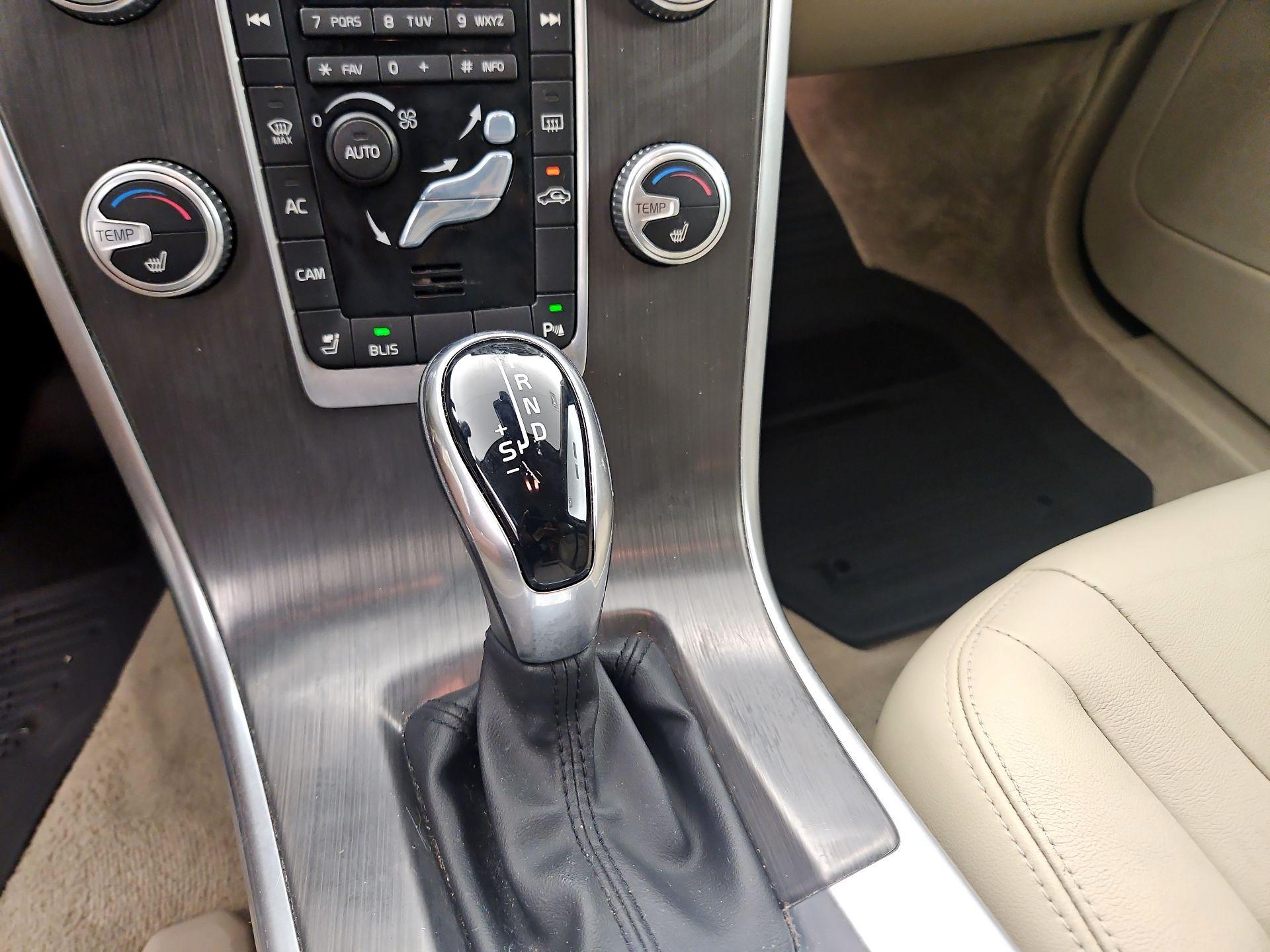 Thumbnail: 2016 Volvo XC60 - 17