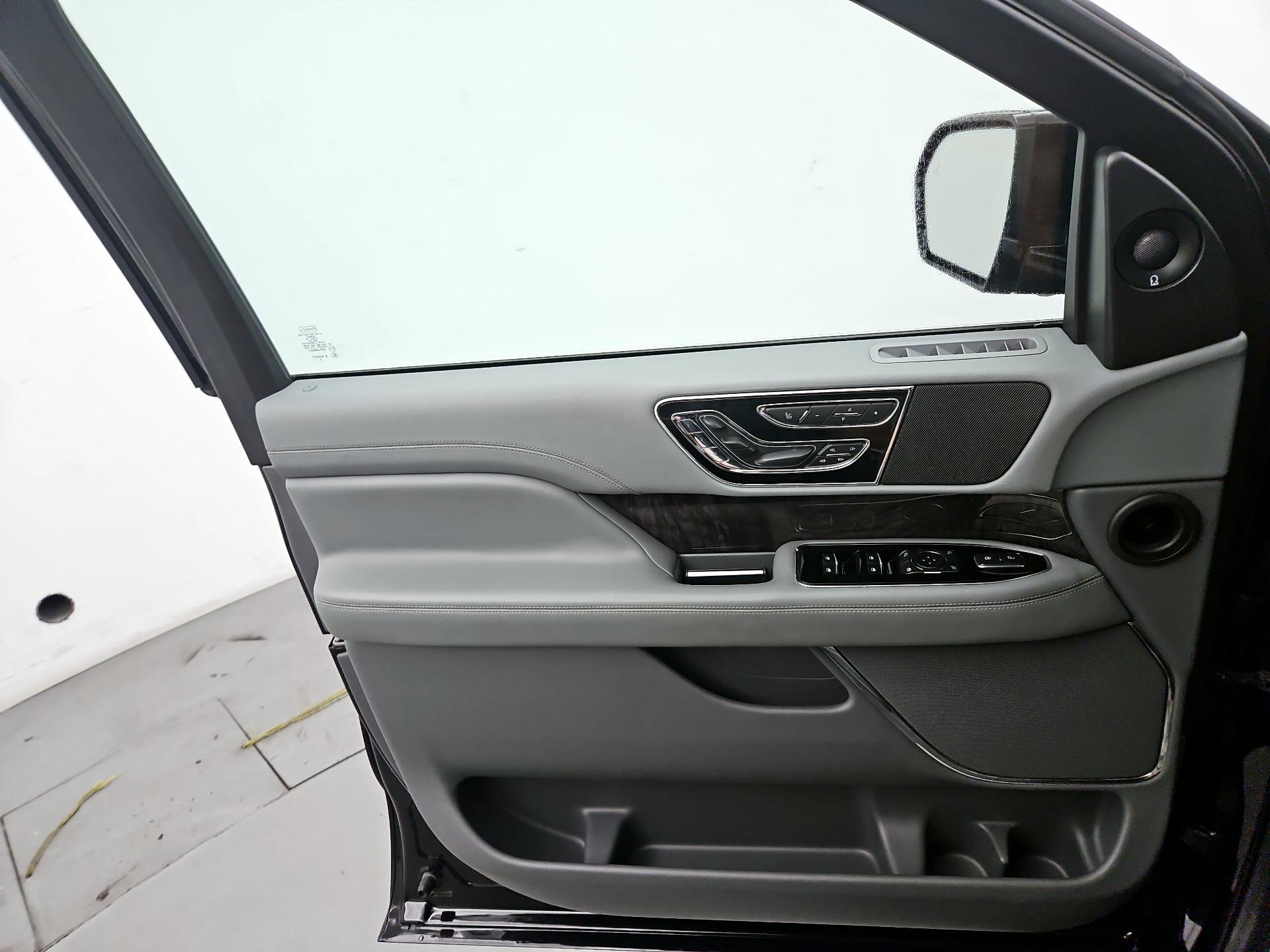 Thumbnail: 2019 Lincoln Navigator - 12