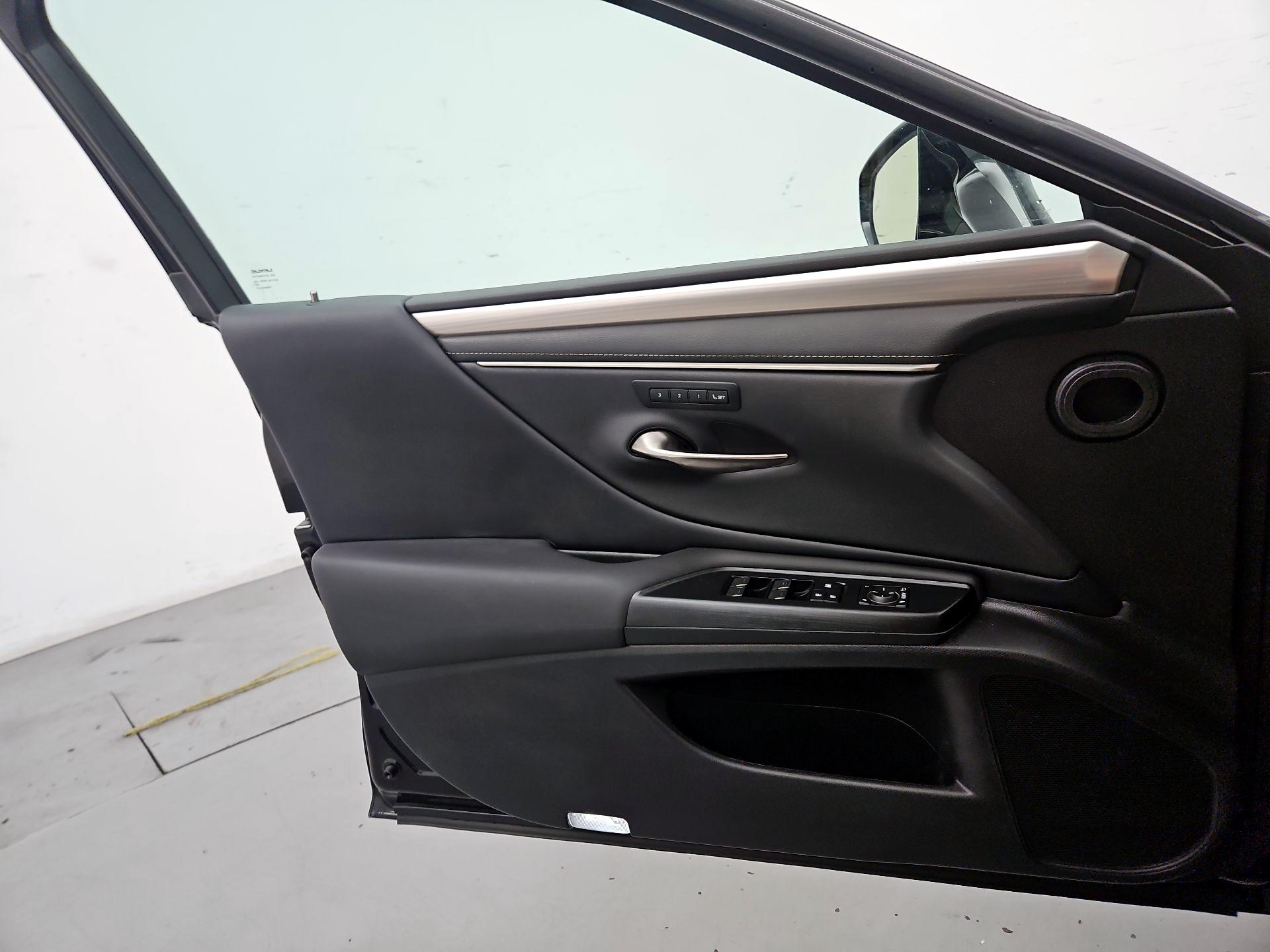Thumbnail: 2021 Lexus ES - 12