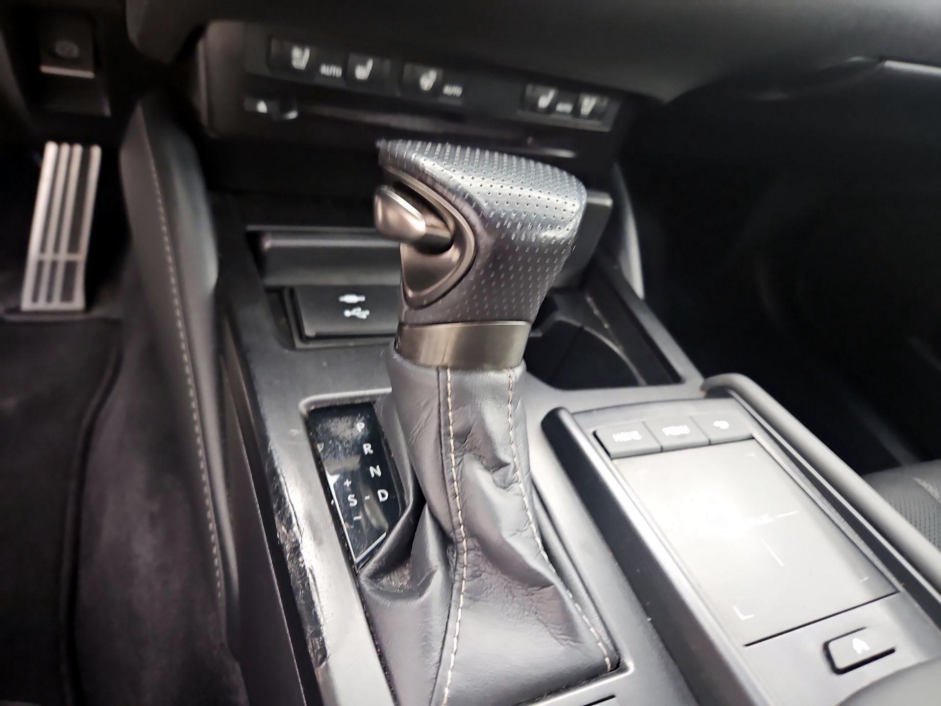 Thumbnail: 2021 Lexus ES - 17