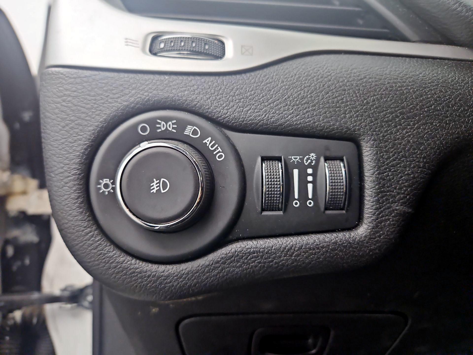 Thumbnail: 2018 Jeep Cherokee - 13