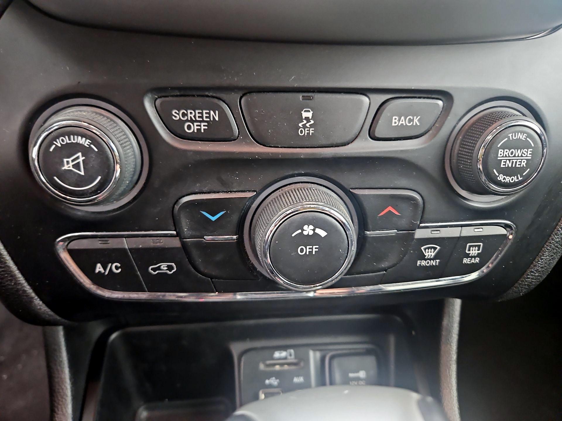 Thumbnail: 2018 Jeep Cherokee - 16