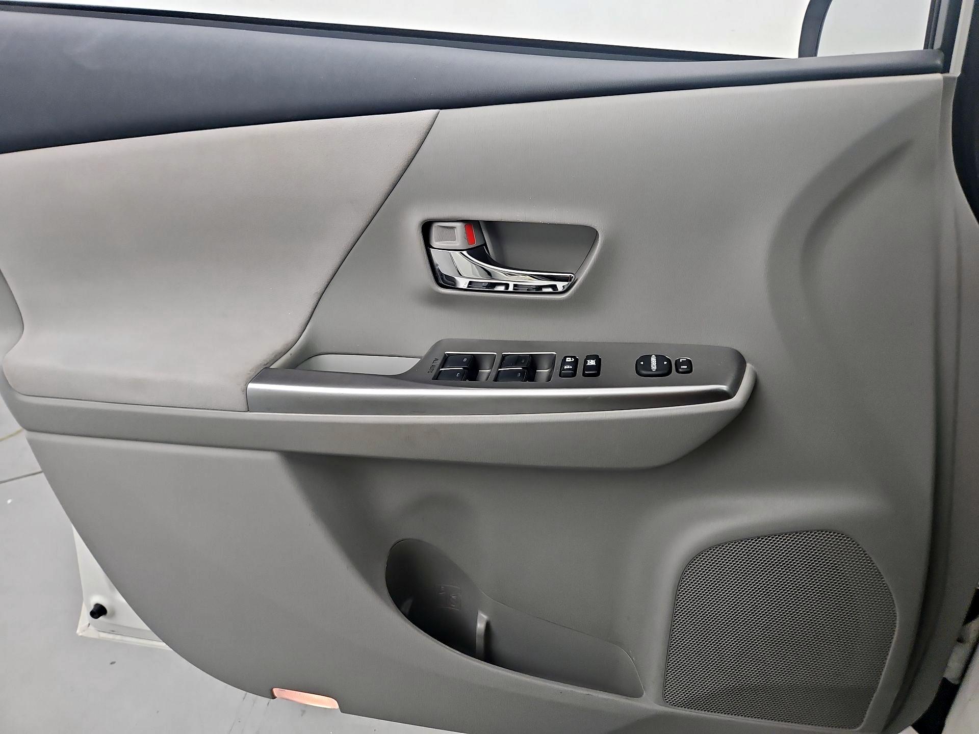 Thumbnail: 2016 Toyota Prius v - 12