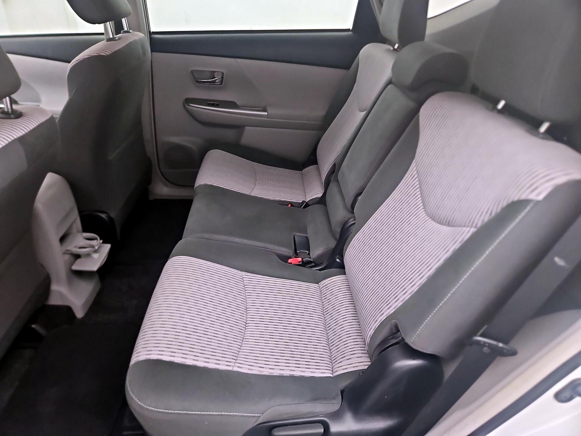 Thumbnail: 2016 Toyota Prius v - 18