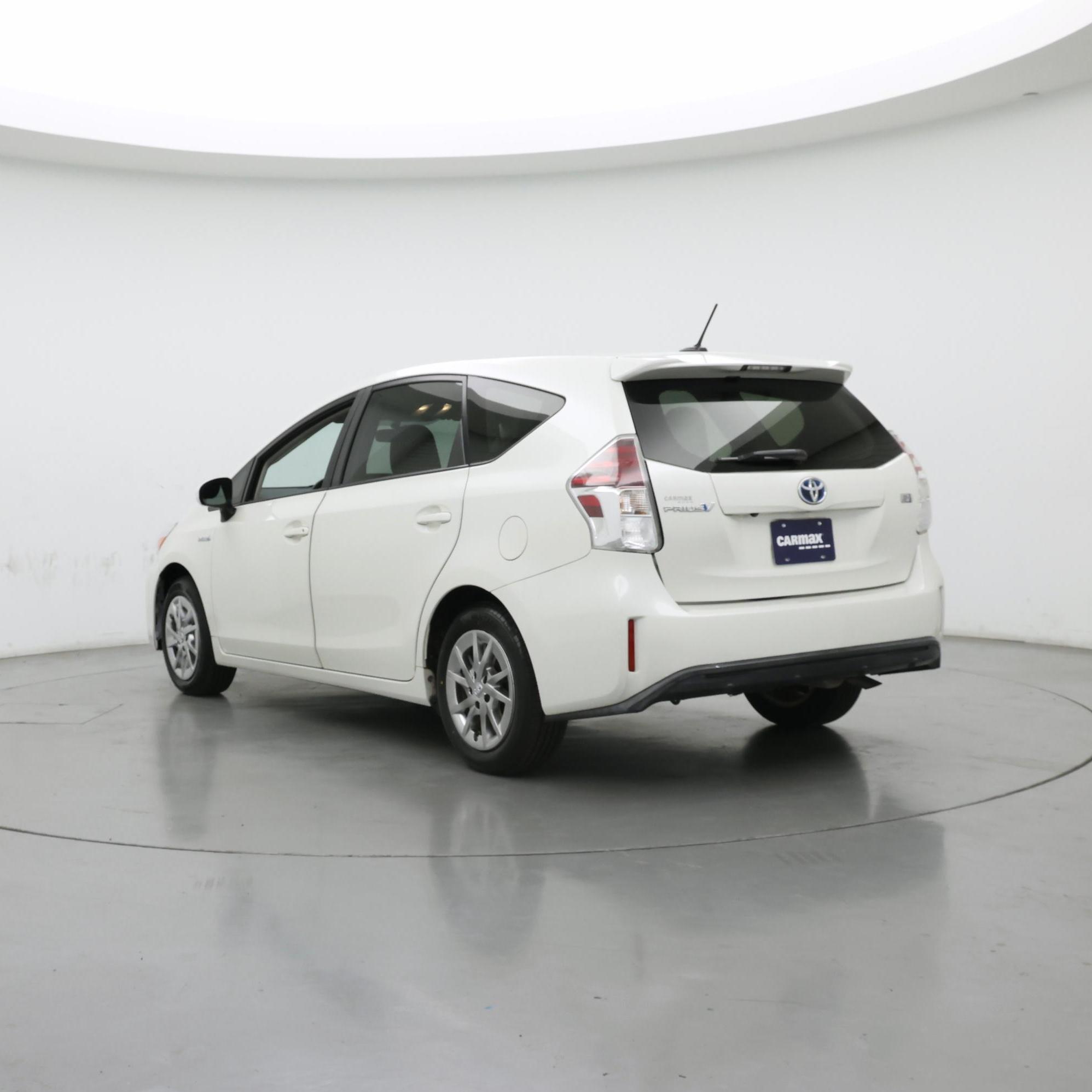 Thumbnail: 2016 Toyota Prius v - 2