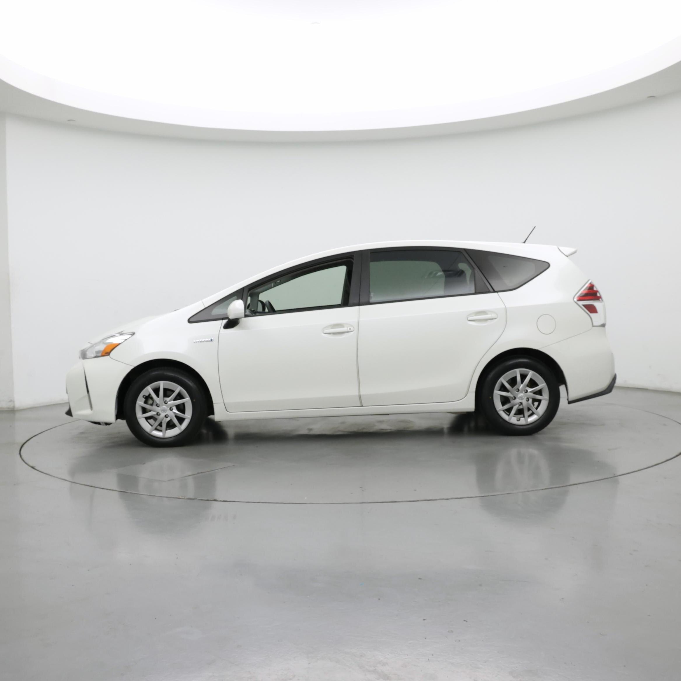 Thumbnail: 2016 Toyota Prius v - 3