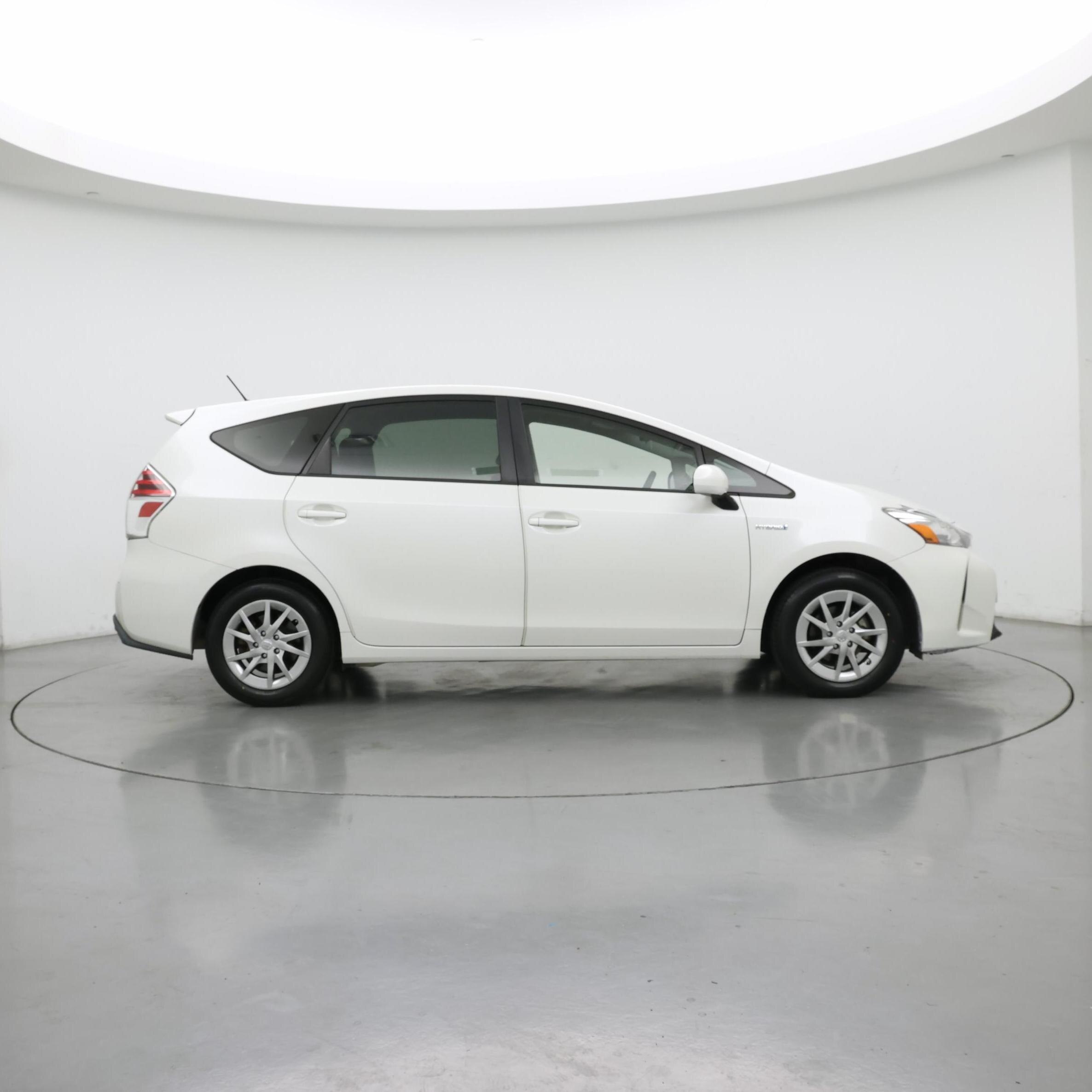 Thumbnail: 2016 Toyota Prius v - 7