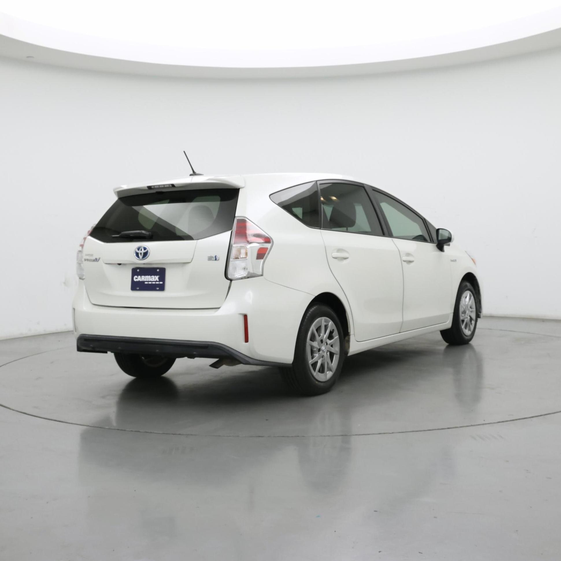 Thumbnail: 2016 Toyota Prius v - 8